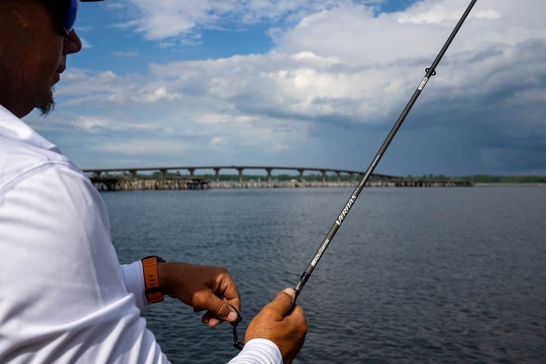 アブガルシアのインスタグラム：「Built with competition in mind, the Veritas Tournament is the lightest, strongest, & most versatile rod in the Veritas family. Multiple lengths & actions for a wide range of techniques paired with high-quality components like a custom reel seat, Powerlux 200, & titanium alloy guides with ultra-light zirconium inserts have you covered for all tournament scenarios🏆 #FishToWin  #abugarcia #fishing #bassfishing #veritas」