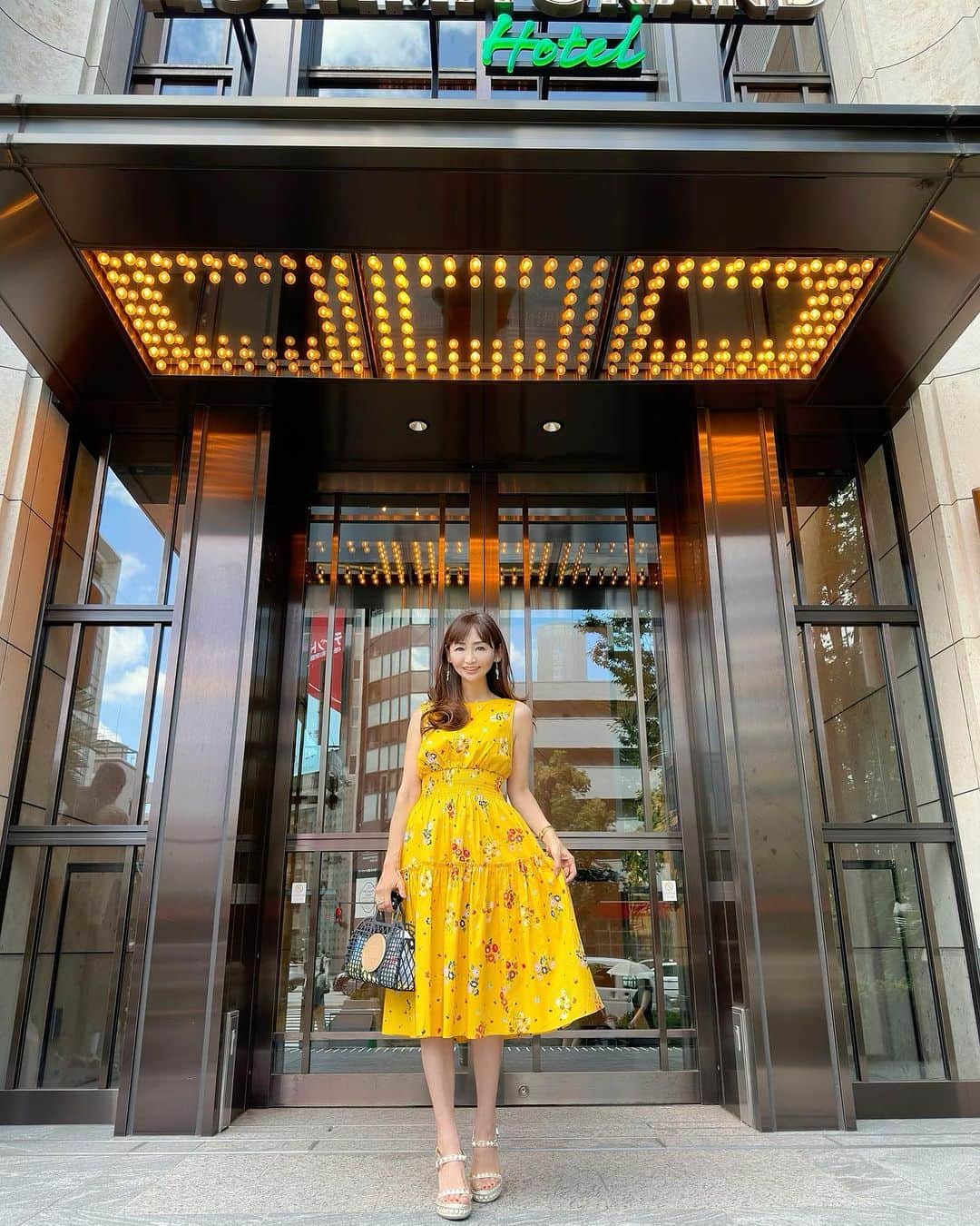 のインスタグラム：「バースデー会コーデ🎂🎈  遠すぎてこの画像じゃ わかんないかもだけど🥹 花柄ワンピ💐の 様々な色のお花の色の中から ターコイズカラーの花と イヤリングのカラーと リンクしてみたよ🩵  ファッション、グルメ、 映えスポットなど投稿しています⇒ @yukikogabby   いつも良いね👍&フォローありがとうございます🥹💓  #外苑前  #青山グランドホテル  #夏ワンピース  #大人ワンピース  #大人カジュアルスタイル  #大人カジュアルコーデきれいめコーデ  #大人女子コーデ  #アラフォーファッション  #アラフォー女子  #アラフィフファッション  #アラフィフ女子  #美魔女 #女子会コーデ  #大人女子ファッション」