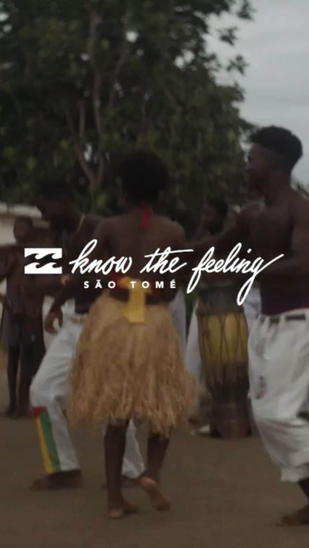 ローラ・エンバーのインスタグラム：「Our latest episode of KNOW THE FEELING filmed in beautiful São Tomé - AFRICA is out now ❤️‍🔥  Thankyou @somasurf_ and all the beautiful people involved for welcoming us into your communities & homes. I can’t wait to surf with you all again ❤️‍🔥❤️‍🔥❤️‍🔥❤️‍🔥 ❤️‍🔥❤️‍🔥❤️‍🔥❤️‍🔥@billabongwomens  LINK IN BIO TO WATCH  A FILM BY @patti_agency @thescottwynn @elleynorman  DOP @andygough_  Photography @woodygphoto」