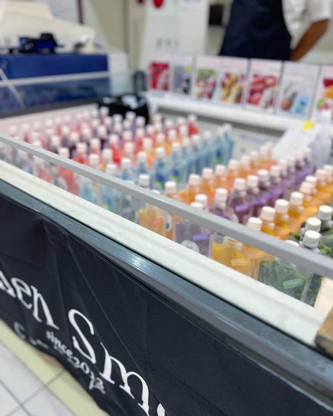 Rachien Smoothieのインスタグラム：「. . 昨日はスズキヤ逗子駅前店に出店でした。  ご来店頂いた皆様ありがとうございました。  お店にいつも来てる方々も買いに来てくださったり、  『頑張ってください』 『いつも茅ヶ崎のお店に行っています』 『またお店行きます』 『アサイーボウル買いに行きます』  などなど...嬉しいお言葉💘  逗子駅付近では出勤前のお客様に偶然会えて嬉しかった！  2回目の出店で『前回美味しかったわよ！待ってたよ』と、大量買いしてくださった方や、  『さっき買ったら美味しかったから！』と戻ってきて追加でたくさん買ってくださった方も🥹✨  (両親も毎回応援兼ねて買いに来てくれた、感謝だ🙈)  逗子という私たちもあまり馴染みがない土地で、スズキヤさんのお客様も私たちのことを知らない方が多い中で、興味を持って足をとめててくださった方々に感謝です。  ☑︎無添加、無着色、保存料なし。  ☑︎全て1つ1つ手作り、愛情たっぷり。  ☑︎濃厚でフルーツの美味しさを詰め込んだ当店のfrozen smoothie。  もっともっと美味しさを知ってもらいたいなぁ💭  さぁ、今日からまた通常運転です🫡🫡  まだまだ暑い日が続きます。  スムージー&ボウル、店内もテイクアウトも。  お土産frozen smoothieもたくさんご用意しましたし、  UberEatsも大変ご好評頂き、リピーター様が増えています。  暑い毎日ですから、身体をフレッシュな美味しさでクールダウンして、元気に過ごしていただけたら嬉しいです！」