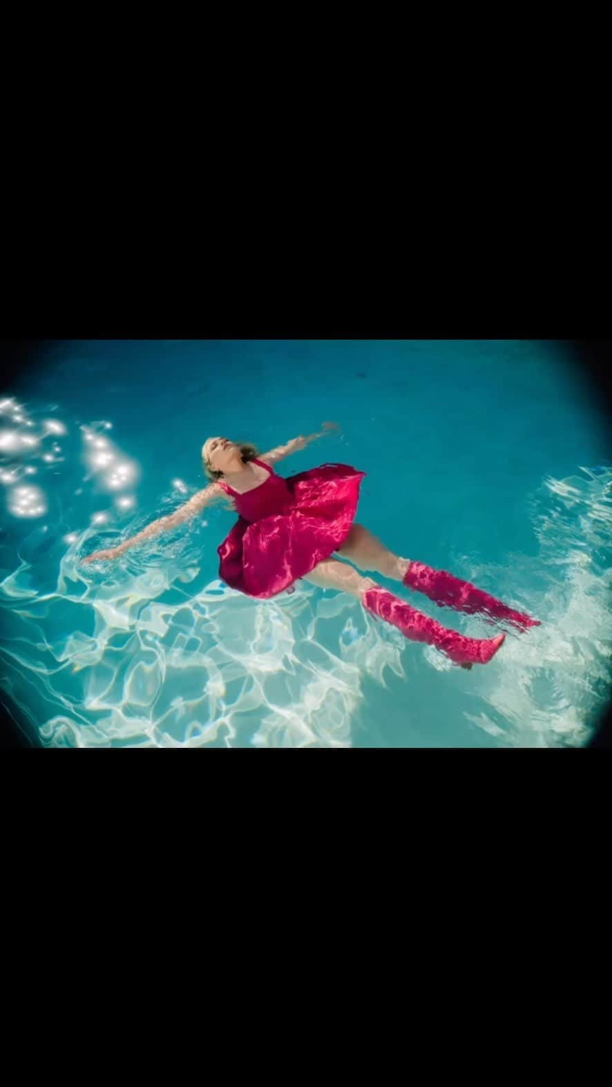 エミリー・キニーのインスタグラム：「VEEPS Listening Party on Sept. 23rd!! I can’t wait to celebrate with you! Also, VEEPS is the only place right now you can pre-order a signed, personalized SWIMTEAM Vinyl!  Go get ‘em while you can! Link in bio. 💫🏊‍♀️💕🎉」