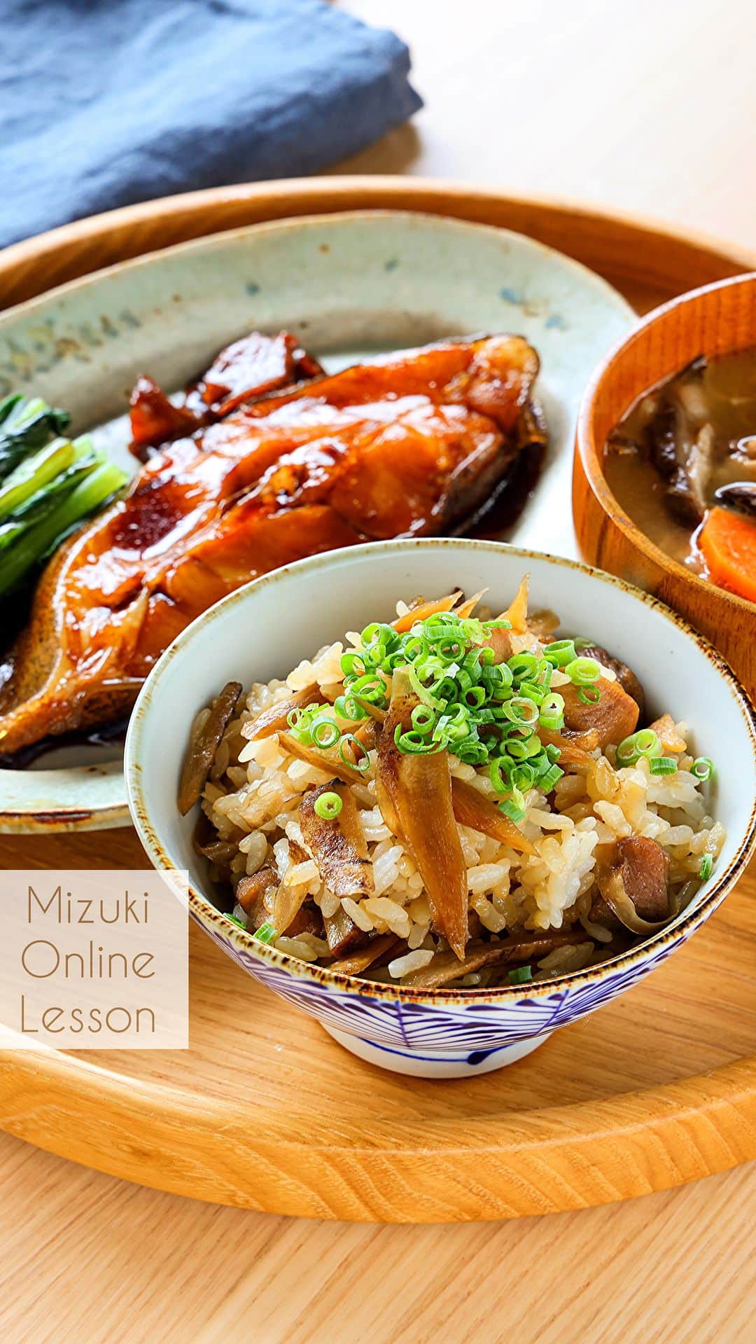 のインスタグラム：「・そそる和食🍚 ⁡ ＿＿＿＿＿＿＿＿＿＿＿＿＿＿ 《Mizukiオンライン料理教室》 5期生募集開始のお知らせ ￣￣￣￣￣￣￣￣￣￣￣￣￣￣ ⁡ ⁡ おはようございます☀️ ⁡ 本日より、HPにて #Mizukiオンライン料理教室 5期生の募集を開始いたしました☺️ (2ヶ月振りとなります🙇‍♀️) ⁡ 既にカートは開いておりますので プロフィール画面のリンク、ストーリー ハイライトよりアクセスしてくださいませ🕊️ ⁡ ⁡ ⁡ ⚠️HP内のお申込み方法をご覧の上 ご自身の《インスタIDの記載をお忘れなく》 お手続きいただきますようお願いいたします。 ⚠️お申込みいただきました後は オンライン料理教室専用アカウントに 《フォロー申請》をお願いいたします🙇‍♀️ @mizuki.onlinelesson  ''9月1週目中に承認''させていただきます✨ ⚠️定員に達し次第締め切りとなります。 ⁡ ⁡ ⁡ ⁡ ▼▼▼ ▼▼▼ ▼▼▼ ▼▼▼ ▼▼▼ ▼▼▼ ▼▼▼ 《Mizuki online lesson》 Instagramの会員制アカウントで参加できる Mizukiのオンライン料理教室です。  月1回定期配信のオンラインレッスンと 不定期配信のおまけライブへ ご参加いただけます。 【オンライン料理教室専用アカウント】 ⇨@mizuki.onlinelesson ▲▲▲ ▲▲▲ ▲▲▲ ▲▲▲ ▲▲▲ ▲▲▲ ▲▲▲ ⁡ ⁡ ⁡ ⁡ 次回(9月)のメニューは秋らしく テーマは『そそる和食』🍚 (動画のメニューです🌸) ⁡ 🔸食べ応えたっぷりの混ぜご飯 🔸マスターしたい魚の煮付け 🔸一工夫でおいしくなるきのこ豚汁 ⁡ このおかずなら白米だろ〜 って感じですが 一気に盛り盛りご紹介したいので このようなラインナップとなりました🤭 ⁡ レッスンとは別にやっている おまけの不定期配信では みなさんとゆるっと楽しみながら 簡単なおやつを作ったり 調理器具の紹介をしたりしています🌸 ↑ 不定期配信のアーカイブは ずっと残しておりますので ご入会後にご覧いただけます✨ ⁡ 暑さが落ち着いてきたら リクエストをいただいていた 煮込み料理や焼き菓子もしたいな〜 なんて、今からワクワク🥰 ⁡ みなさんとご一緒できることを チーム一同楽しみにしておりますので よろしくお願いいたします✨ ⁡ ⁡ ⁡ ⁡ ⚠️【教室に関するお問い合わせについて】 教室に関するお問い合わせは全て HP内の［CONTACT］よりお願いいたします🙇‍♀️ 統一化をはかるため 運営スタッフよりお返事いたします✨ ⁡ ⁡ ⁡ ⁡ #Mizukiオンライン料理教室 #Mizukiオンラインレッスン #料理教室」