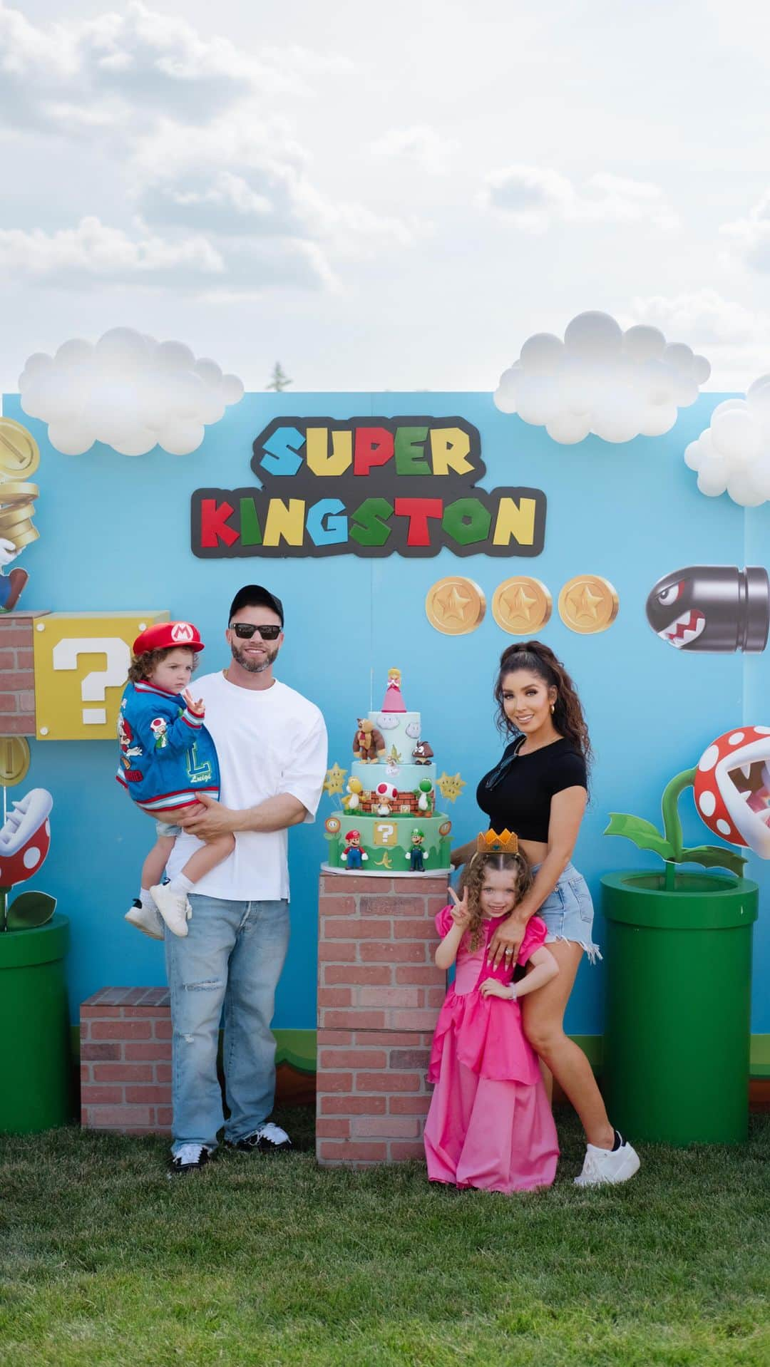 メリッサ・モリナロのインスタグラム：「SUPER KINGSTON IS 3!!! Still can't get over our baby boy is 3 years old! This was a party we will never forget filled with family & friends all to celebrate our favorite boy! We love you Kingston!!! Special thanks to all the vendors that made Kingston's Birthday so special. I'm still blown away by how everything looked!! Tagged all party details!!」