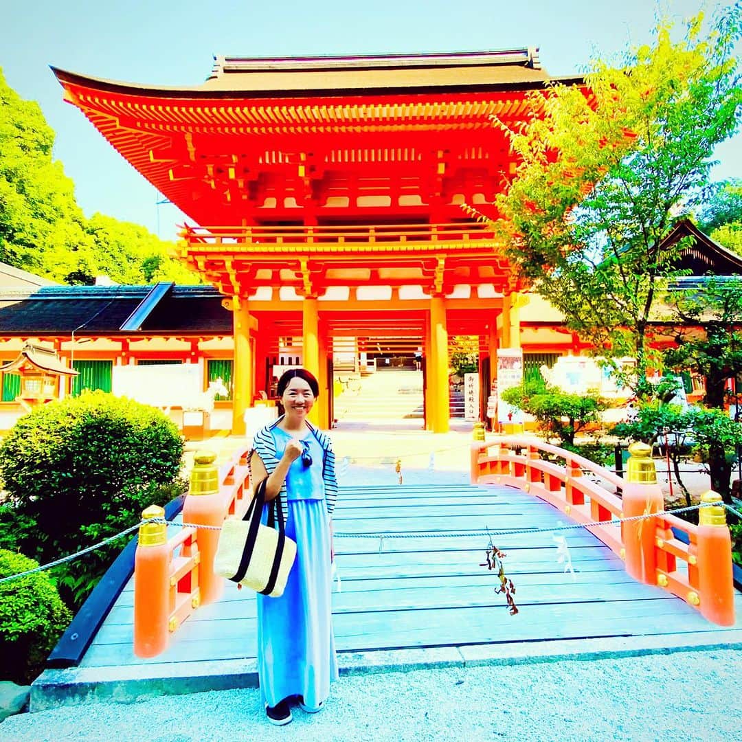 今西千登瀬さんのインスタグラム写真 - (今西千登瀬Instagram)「【#不動産屋いまちゃんの御朱印集め　】世界遺産『賀茂別雷神社』へ♡  京都で最も歴史のある神社の一つ。 通称"上賀茂神社"へ。  朝早い神社は、人も少なくて 空気の流れも清らかだから好き♡  厄除、方除、開運、八方除、 雷除、災難除、必勝、 電気産業守護に御神徳のある "賀茂別雷大神"さまを 御祭神とする神社だよ♡  上賀茂神社と、言えば 重要文化財の"楼門" 美しい朱色に感性が くすぐられます♡  末社には、 建築業守護の 大山津美神が御祭神の 『山尾神社』も。  残念ながら門で閉ざされて いるので、遠くから参拝。 #住まいから幸せ貢献で豊かな暮らし  御朱印も頂きました♡ 社紋の二葉葵のスタンプも♡ #御朱印女子 #御朱印集め  賀茂別雷神社 京都府京都市北区上賀茂本山339番地 @kamigamojinja.official   #京都が好き #おひとりさま京時間 #賀茂別雷神社 #上賀茂神社 #世界遺産 #京さんぽ #京都旅 #旅好き #旅が私を綺麗にする #美しい暮らし #kyoto #trip #kamigamoshrine  #御朱印 #神社参拝 #夏休み #京都 #京時間  #旅好きな人と繋がりたい  #神社好きな人と繋がりたい  #ユネスコ世界遺産  #beautifuljapan」8月25日 6時54分 - chitoseimanishi