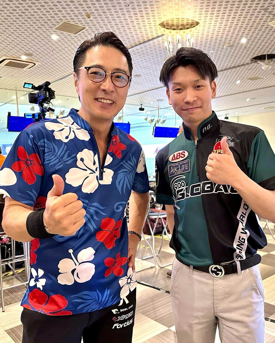 黒田アーサーのインスタグラム：「今月発売中の ボウリングマガジン9月号。  今月の対談は和田秀和プロ‼️  プロになるまでのお話が とても良いストーリー！ そして僕も勉強になりました😉✨ モチベーションアップです😤💪  和田君！ ありがとうございました🙏  #ボウリングマガジン９月号  #和田秀和プロ」