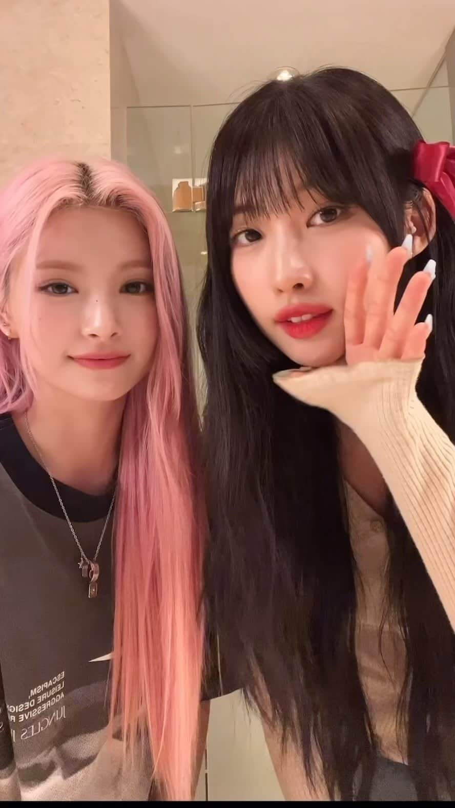 EVERGLOWのインスタグラム：「☕마시러 가자〰 #EVERGLOW #에버글로우 #시현 #SIHYEON #이런 #YIREN」