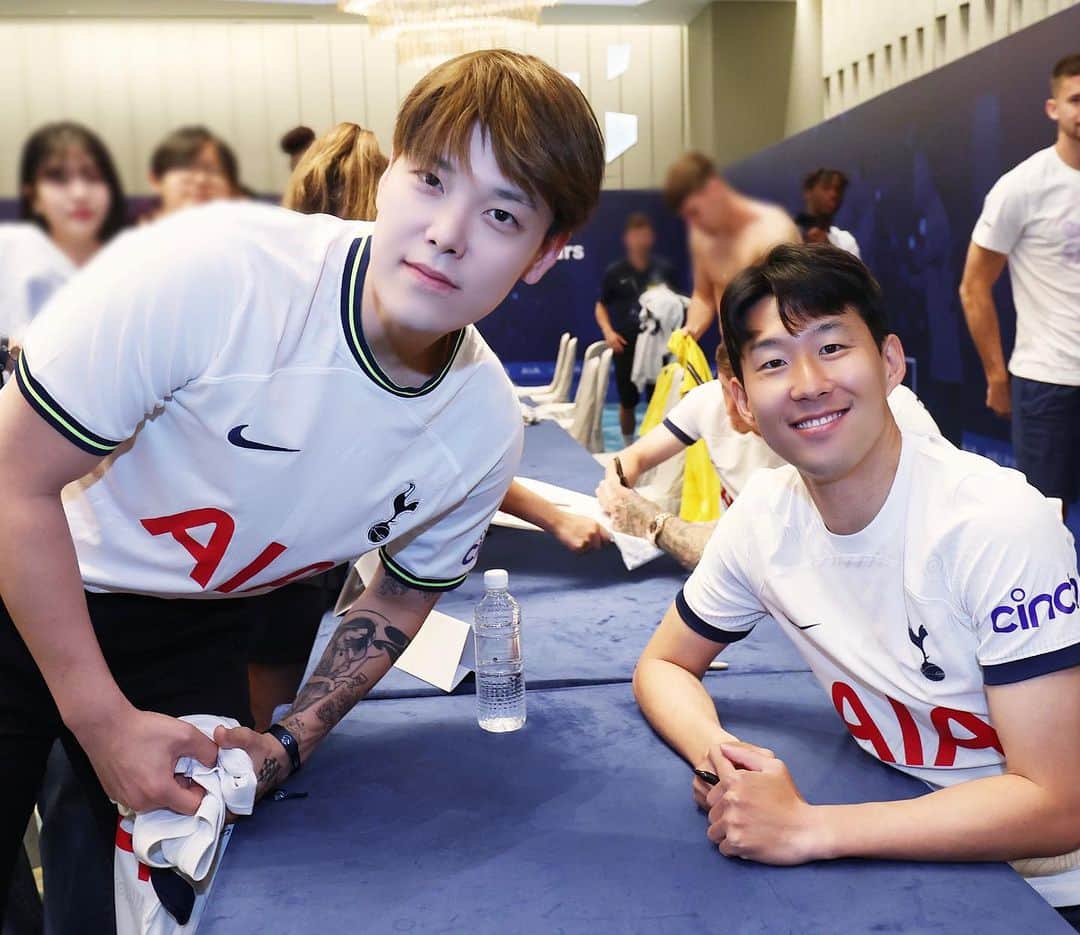 ZELO のインスタグラム：「With @hm_son7 and @spursofficial 💙🩶 Thanks @aiaspurshubkr!   Now, one lucky fan will also be able to go to LONDON to have the #AIAOnlyExperience !! You can watch the Tottenham Hotspur match from the amazing AIA VVIP Suite Box, do the Stadium Tour, take on the Skywalk, and even possibly go to the Tottenham Hotspur training ground and meet the players and get autographs firsthand! Please follow @aiaspurshubkr and participate in the AIA Spurs Fan-Creator Event for a chance to have a lifetime experience in 🇬🇧   ⚽️ How to participate 1. Follow @byzelo 2. Follow @aiaspurshubkr 3. Enter in the event link on the profile section of @aiaspurshubkr Link: https://aiaspurs.com/kr/event1  4. Tag three friends in the comments section of this post   손흥민 선수랑 토트넘 홋스퍼 선수들과 함께!! @aiaspurshubkr 감사드립니다!   이제 행운의 팬분 한명도 런던에서 저와 같은 기회를 받을 수 있다고 합니다. AIA생명 VVIP 스위트에서 토트넘 홋스퍼 경기 직관, 스타디움 투어, 스카이워크, 그리고 선수들을 트레이닝 그라운드에서 직접 만나고 싸인 받을 수 있는 기회까지 제공한다니, @aiaspurshubkr 팔로우해 주시고 AIA Spurs 팬 크레이터 이벤트에 많은 참여 부탁드립니다! 🇬🇧   ⚽️ 참여방법 1. @byzelo 팔로우 하기 2. @aiaspurshubkr 팔로우 하기 3. @aiaspurshubkr 에서 이벤트 응모하기 (프로필 링크 클릭) 페이지 바로가기: https://aiaspurs.com/kr/event1  4. 본 게시물 댓글에 친구 3명 이상 태그  #AIA #토트넘 #AIASpursHub #AIAonlyexperience #AIA생명 #TottenhamHotspur #손흥민」