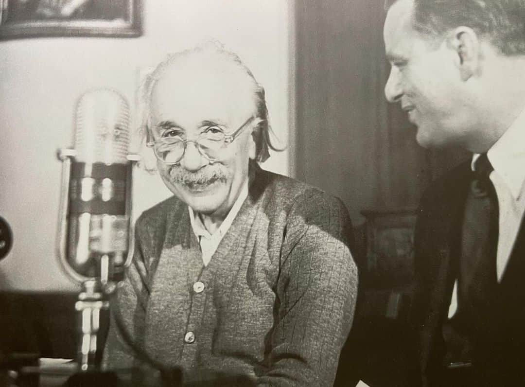 アルベルト・アインシュタインのインスタグラム：「#ThrowbackThursday: Albert Einstein recording a statement for the TV show "Today with Mrs. Roosevelt" on February 10, 1950.」