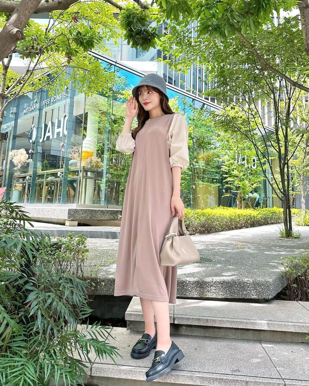 磯田 ひかる(Hikaru Isoda) のインスタグラム：「こんばんは🙏💕 今日も一日お疲れ様です🥰  早くも秋気分な最近は小物や色味で取り入れ始めてるよー！  この日はドッキングワンピ着ていました🫶 ローファーとバケットハットの秋小物を入れてみたよ♡  【着用アイテム】 Dress @classicalelf_official  異素材ドッキングワンピース ベージュ Mサイズ ¥2,999  Bag @polene_paris  Hat & Shoes @gu_for_all_   ------------------------------ picaru：162cm / 骨格ウェーブ 1st ブライトスプリング 2nd ブライトサマー  大人可愛いスタイルアップコーデ ヘアメイクを合わせた トータルスタイリングを提案🤍  不定期にストーリーで ファッションお悩み相談募集中🥰 ------------------------------  他の投稿を見る→【@picaruuu】」