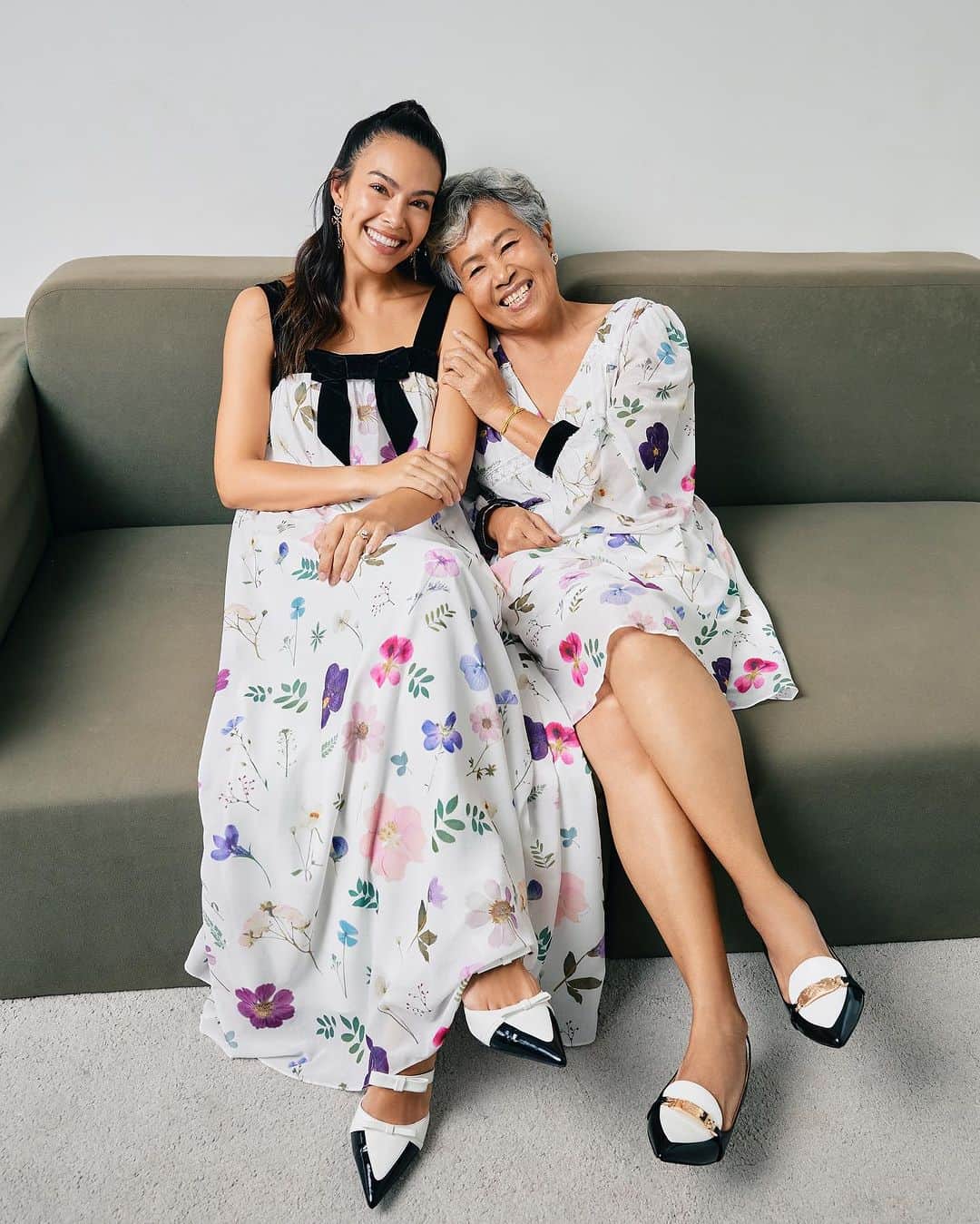 タヤ・ロジャースのインスタグラム：「I’ve lost track of how many fashion shoots I’ve done in the last 20+ years but *this one* is no doubt the most meaningful to me ❤️ Thank you @lynaroundworld for having us for your Mother’s Day campaign this year 🫶🏽 If you want to catch a look behind the scenes, our latest vlog episode just landed; 🔗👆🏽😘   Ep ใหม่มาแล้วนะคะ ไปดูกันหรือยัง BTS การถ่ายทำแคมเปญวันแม่กับ @lynaroundworld การถ่ายแบบครั้งแรกของมิลาและยายยาย 🥰」