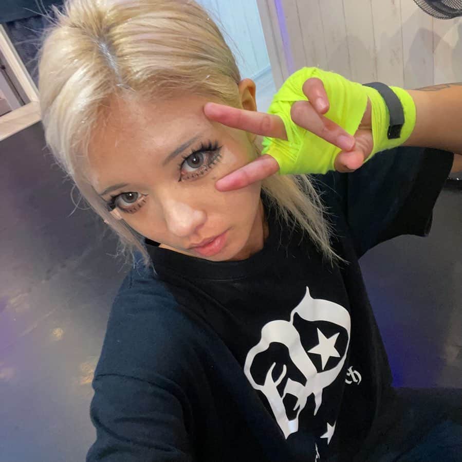YUURAMOMOのインスタグラム：「いよいよ明後日試合。 桃の取り柄は強い気持ち。マジ頑張ります。応援よろしくお願い致します！ ゼッテー勝つから。ボコボコにしてくるわ。  ちなみに桃は2試合目だけど PPVを購入したい方は、ブレイキングダウンLiveで「油浦桃」で応援コード入力してください★ PPVチケットはストーリーのURLみてね。 #breakingdown wn #ブレイキングダウン #油浦桃 #ドリギャル」