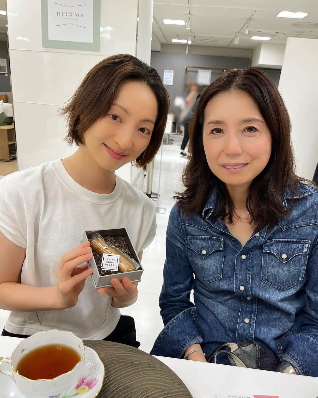 白羽ゆりさんのインスタグラム写真 - (白羽ゆりInstagram)「今日は終演後にひとみさんと一緒にポップアップへお邪魔してきました！！  ずっと行ってみたいと思っていたお料理教室のなな先生。  なんと！ひとみさんが大の仲良しという事で紹介していただきました。  幸せだったなぁー🥰✨✨  いつかホームパーティーでみんなにお料理を出せるようになりたい。  かつらを取った後の髪型なのでハネまくり💦短いとハネません？まだまだ扱いに慣れない🤦‍♀️  またちょっと短く切りました。  美容師さんが言うには一度短くすると、すぐにもっと切りたくなるみたいです😂  なるほど。  なな先生はとても可愛いらしい方でした。いつかお料理教室よろしくお願いします！！  ひとみさんは楽屋が一緒でいつも癒されてます。大先輩だけど同じ目線で話してくれて優しくて大好き！  終演後は真っ直ぐ帰る事が多いので楽しい時間でした✨  ありがとうございました🥹💕」8月24日 22時05分 - yurishirahane