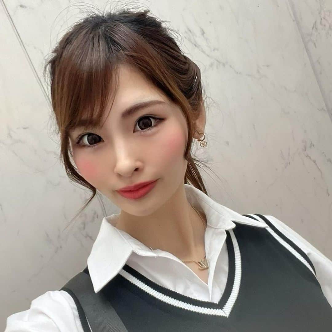 ひなぴーまるのインスタグラム：「みんなおはよーーーん！  最近暑過ぎる🫨この前便秘の腸もみマッサージと脚の浮腫み取って貰いました⭐️ついでに肩凝りマッサージ ありがとうございました！！ PR   #おはよう#朝ご飯#サウナ#いいね返し#いいね#いいねした人全員フォローする#新宿#自撮り#撮影#上野#ラーメン#錦糸町#秋葉原」