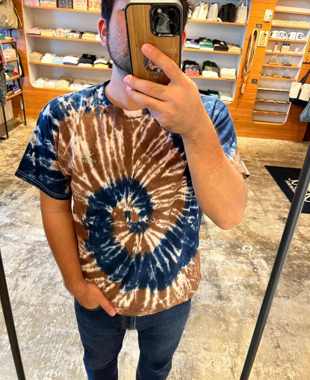 original brand 【ilu098】さんのインスタグラム写真 - (original brand 【ilu098】Instagram)「Tie die T-shirts. New 8.25.金. 店舗 11時~ /  Web 19時~  ------------------------- タイダイ染めTシャツ 全3柄 / M L XL ・ブルー&ピンク ・イエロー&パープル ・ネイビー&ブラウン  今年の夏を更に面白く♫  #ilu098 #おきなわ #半袖tシャツ #沖縄旅」8月24日 22時07分 - ilu098