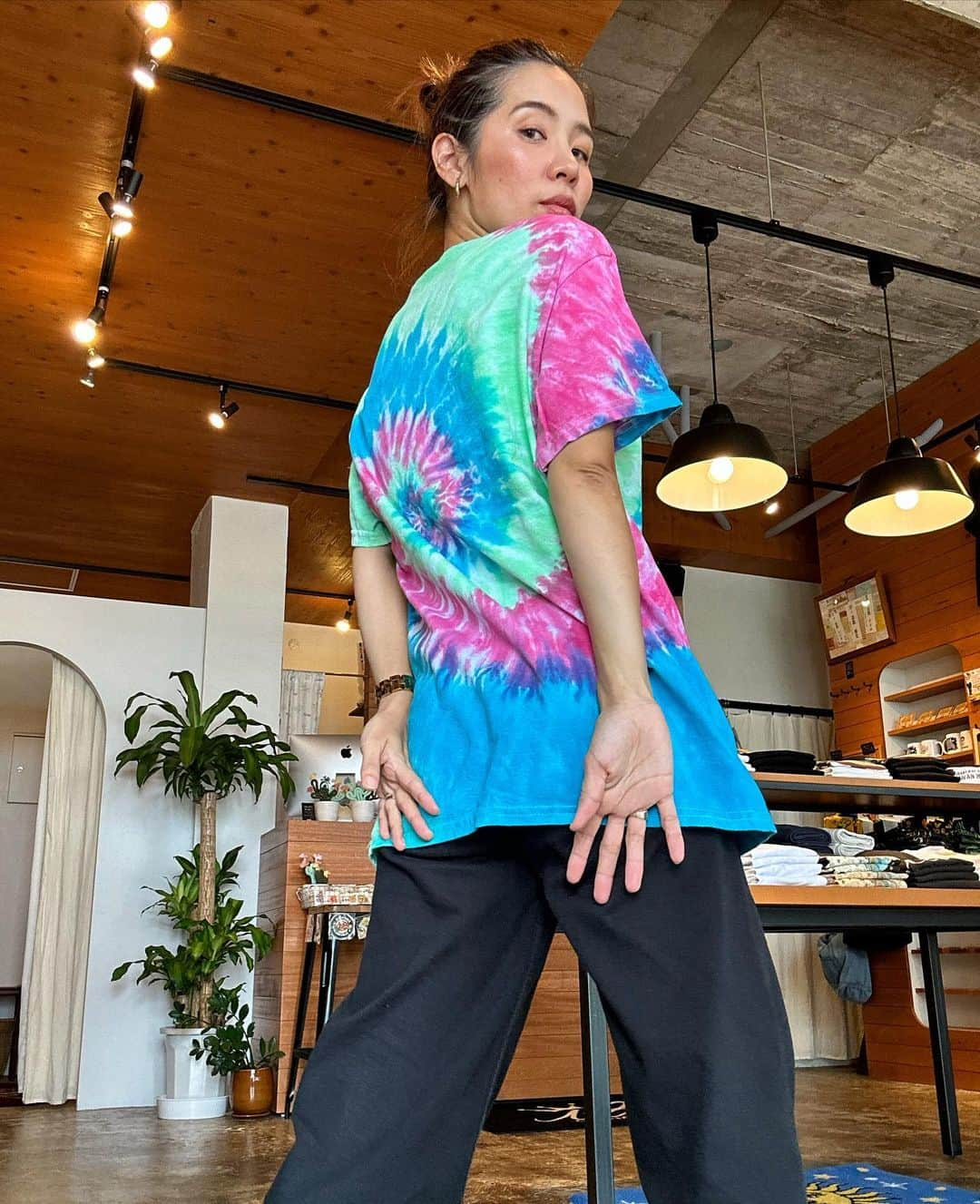 original brand 【ilu098】さんのインスタグラム写真 - (original brand 【ilu098】Instagram)「Tie die T-shirts. New 8.25.金. 店舗 11時~ /  Web 19時~  ------------------------- タイダイ染めTシャツ 全3柄 / M L XL ・ブルー&ピンク ・イエロー&パープル ・ネイビー&ブラウン  今年の夏を更に面白く♫  #ilu098 #おきなわ #半袖tシャツ #沖縄旅」8月24日 22時07分 - ilu098