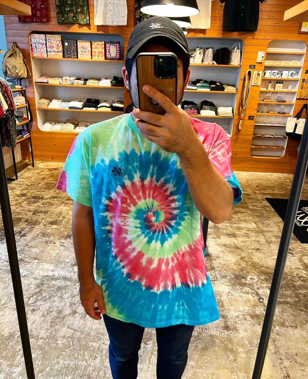 original brand 【ilu098】のインスタグラム：「Tie die T-shirts. New 8.25.金. 店舗 11時~ /  Web 19時~  ------------------------- タイダイ染めTシャツ 全3柄 / M L XL ・ブルー&ピンク ・イエロー&パープル ・ネイビー&ブラウン  今年の夏を更に面白く♫  #ilu098 #おきなわ #半袖tシャツ #沖縄旅」