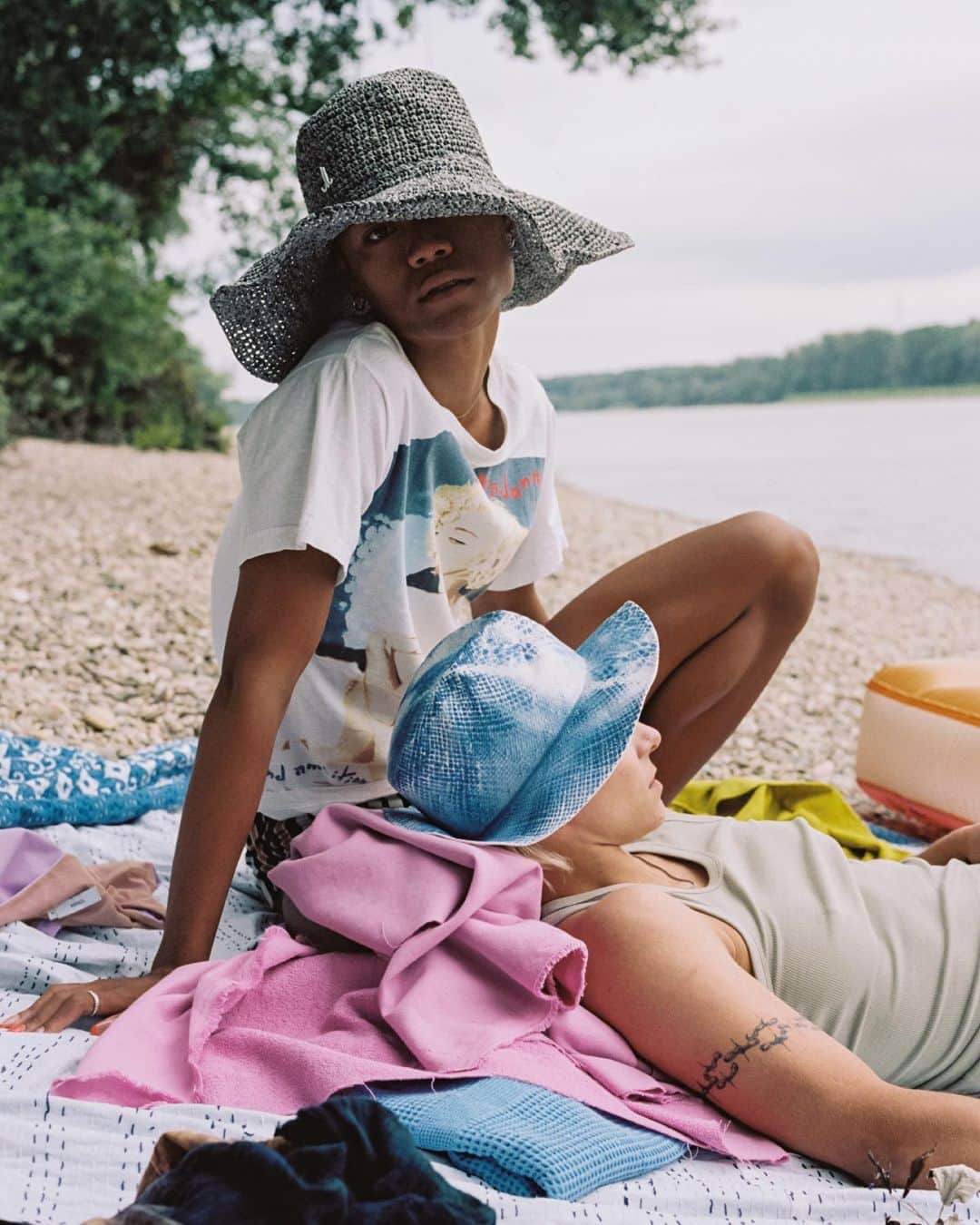 ミュールバウアーのインスタグラム：「SS 2023 collection Lichtpause  The most amusing thing to do on a hot day like this is daydreaming about this summer’s fun days you’ve already had and those yet to come.  Campaign by Katarina Šoškić @nekomunikata  Photo assistant Pavle Nikolić @paulnikk Styling & production by Louise Streissler @stress.ler Hair & make-up by Parnia Sarraf @parnia_sar  Worn by Fran @herminehaller and Godwin @godwinmerano」