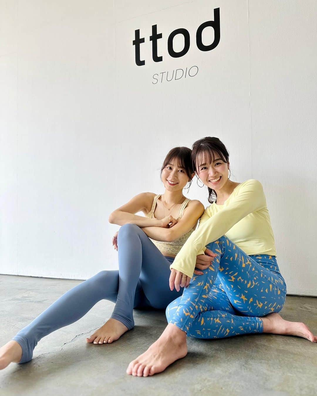 権田裕美のインスタグラム：「. with Emiko. 心から尊敬してます♥️  Tops  @emmiyoga_official  leggings  @_julier_   base Shizuokaさん,well-meさんをはじめ ご関係者の方々には大変お世話になりました✨ ありがとうございました✨  . . . . . . . . . . #💛🩵#🐍#巳年#平成元年#平成元年生まれ#平成元年ママ #ヨガウェア#ヨガインストラクター#ヨガレッスン#ヨガジョ#食育#メンタルヘルス#メンタルヘルスケア#筋トレ#筋トレ女子部#食育#japan#japanese#japanesegirl#権田裕美#ゆみヨガ#ymc福岡校」