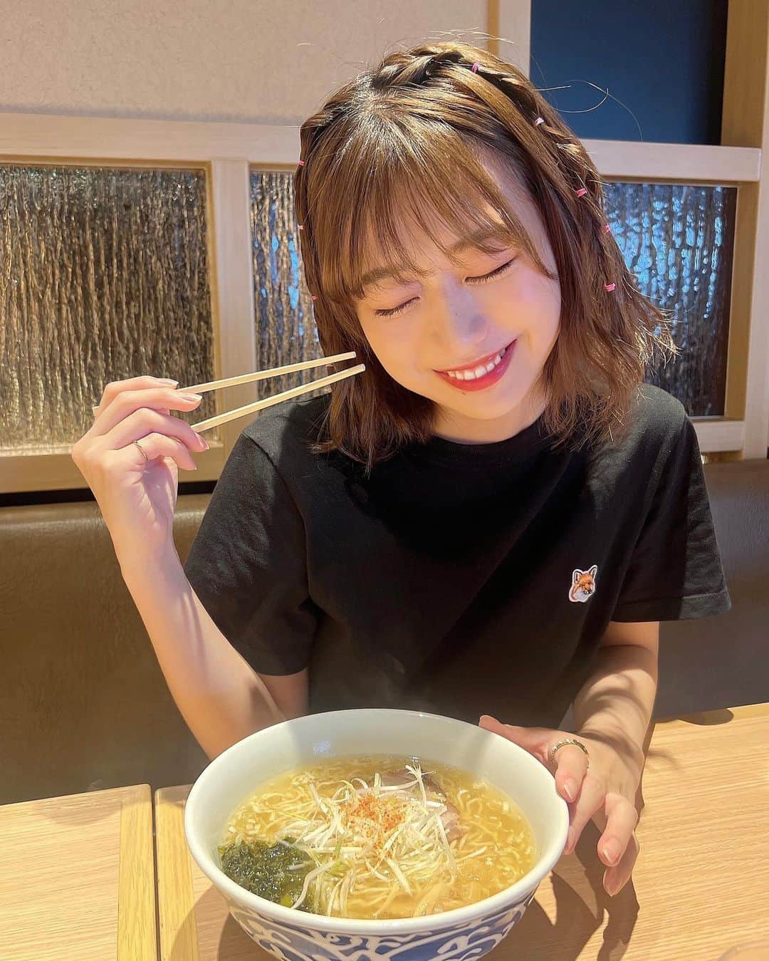 篠崎彩奈のインスタグラム：「. 最近ラーメン食べすぎてる🥹🍜🫶🏻 今日はマネージャーさんとお仕事の前にラーメンいってきました。 ひるがおさんの塩ラーメン 塩普段あんまり食べないんだけど 出汁がしっかりきいてて とっても美味でした❤︎ #ラーメン #ひるがお #塩ラーメン」