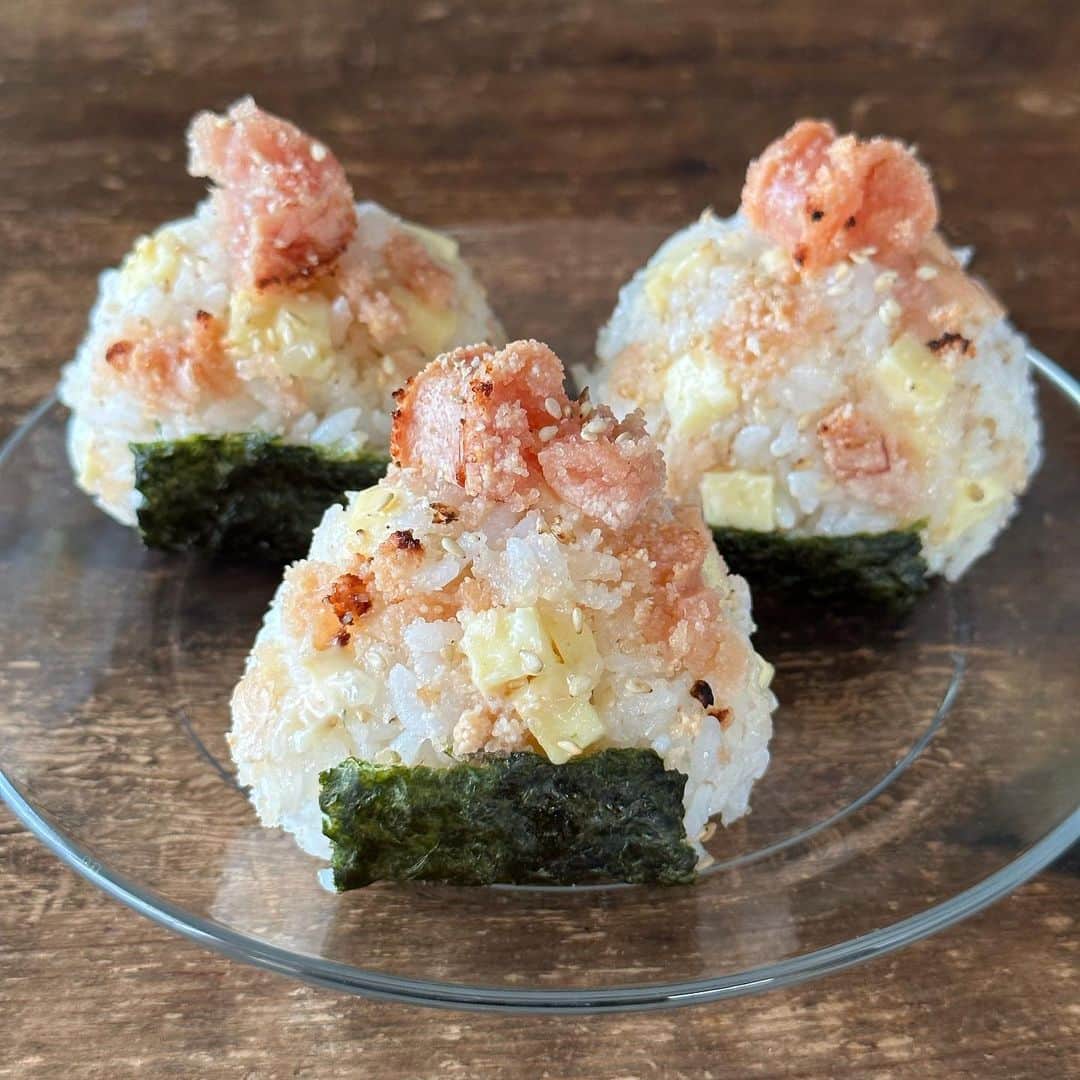 のインスタグラム：「たらことチーズでおにぎり Onigiri with Tarako and cheese #ごちそうおにぎり #yummy #homemade #healthy #onigiri #tarako #cheese #おいしい #おにぎり #おむすび #たらこ #チーズ #マカロニメイト #フーディーテーブル #手作り  チーズはマヨネーズと醤油で絡めました Coat the cheese with mayonnaise and soy sauce  #お米 @yukitsubakiofficial」