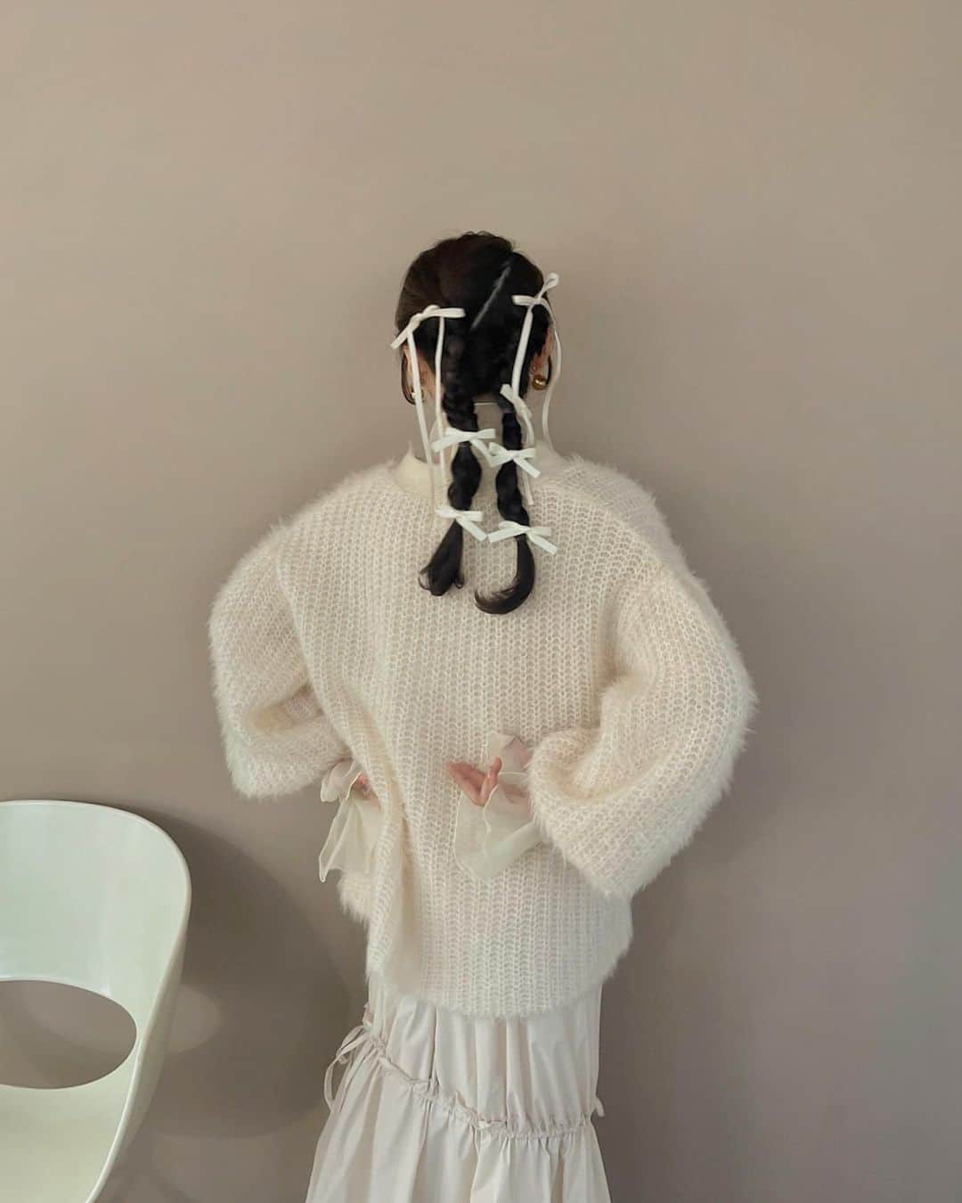 白濱楓雅さんのインスタグラム写真 - (白濱楓雅Instagram)「最強デート服じゃないか⁉️⁉️ あまりにも可愛くないか⁉️ 全女子誰が着ても可愛くなれるんじゃないか⁉️ なコーデです。はい。自信持って言えるまじで。 29日発売のシアートップス、 使いやすすぎてこの秋冬絶対に私のコーデでめちゃくちゃ出てくるのでみなさんぜひお揃いして下さいな🙋🏼 秋冬のニットからこのシアートップスの袖出すの可愛すぎるんだよな てかシアートップスってまじで一枚持っておけば永遠に使えるからね＾＾ 間違いないアイテム＾＾ スカートは販売中のやつでこれも登場率高いでござんす🗒️ はーいそして本命のカーディガンよ、、、😭🥹 さっきストーリーに載せたら反響デカすぎて涙😭作ってよかった😭 見るだけでわかる。可愛いやつです。 最後に近めの写真載せたから見て！ ボタンがクリアで可愛いのもポイント！ 全然チクチクしないから肌弱くても大丈夫だよーん✌︎ 9月発売だからお楽しみに🥹 きっと他のブランドさんでもいっぱいカーディガン出るけどpomiiiのが白濱は世界一可愛いと思ってるのでみんなpomiii選んで欲しいな〜って気持ち🥹💘おそろいしよ！ あ、髪の毛わこさんにやってもらったの😽😽😽 リボンいっぱいでらぶりーで好き . #秋服 #秋コーデ #pomiii #カーディガン #オールホワイト #デート服 #デートコーデ」8月24日 22時21分 - fuchan_2003