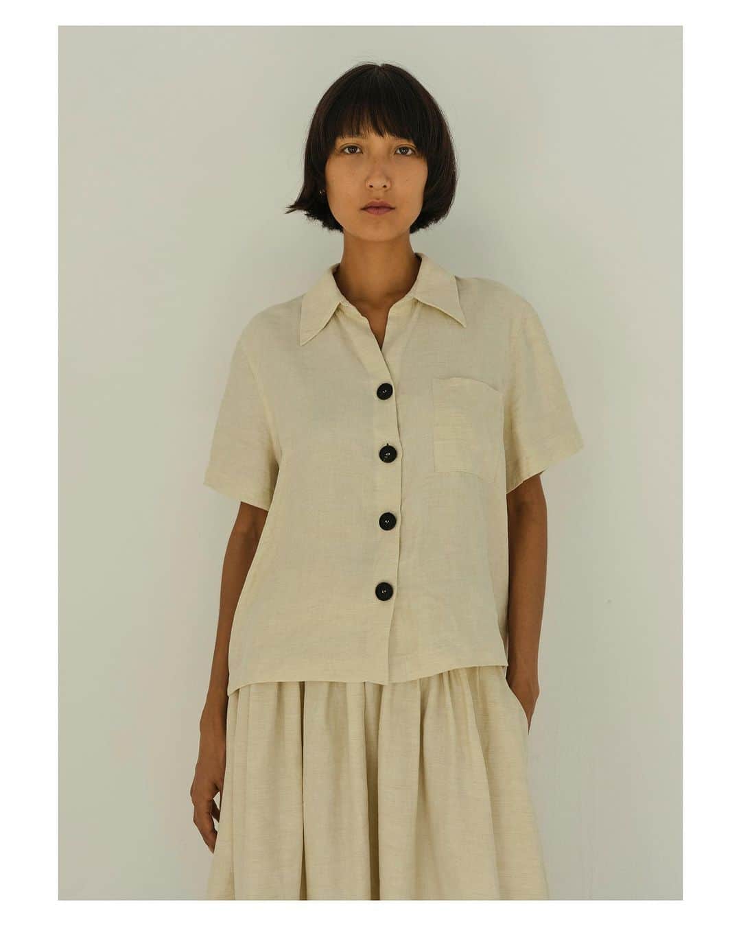 リカさんのインスタグラム写真 - (リカInstagram)「Natural for Travel 🔆  Comfortable & dressed in our Laurent shirt with Apollonia skirt in natural fabric of Linnen / Cotton ,handmade black button from our atelier Italy .  For a visit a the museum maybe .   We can recommend @miromallorca if you travel to Mallorca .   #travelwardrobe #naturallook #rikastudios #art #Miro」8月24日 22時14分 - rikastudios_
