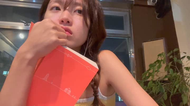 イ・ハウンのインスタグラム：「내 카페에서 이른 아침 짤랑 종소리와 함께 앞치마 매고 커피내리는 상상 나만 하나요...🧺 내가 직접 구운 빵과 여기저기 조용히 쉬는 사람들(& 강아지). 뜻 맞는 손님들 하나 둘 모여 매달 함께 봉사도 다니면서 내가 좋아하는 책과 음악으로 담뿍 채워진, 모든 곳에 내 손이 닿은 카페를 열고 싶다 히히」