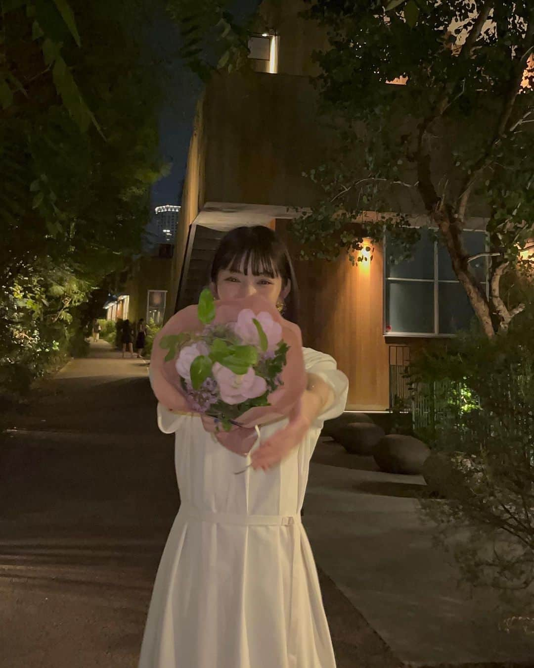 平塚日菜さんのインスタグラム写真 - (平塚日菜Instagram)「.  .  .  お花と🌼💞🪽  #anuans」8月24日 22時19分 - hiratsukahina