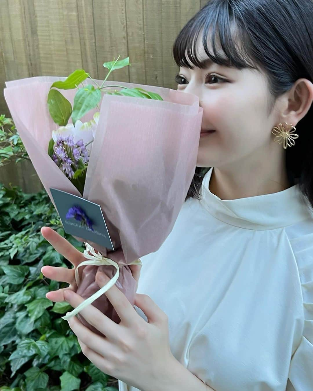 平塚日菜さんのインスタグラム写真 - (平塚日菜Instagram)「.  .  .  お花と🌼💞🪽  #anuans」8月24日 22時19分 - hiratsukahina