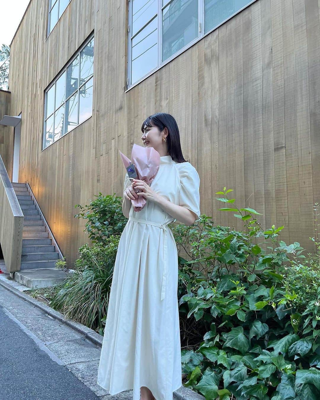 平塚日菜のインスタグラム：「.  .  .  お花と🌼💞🪽  #anuans」
