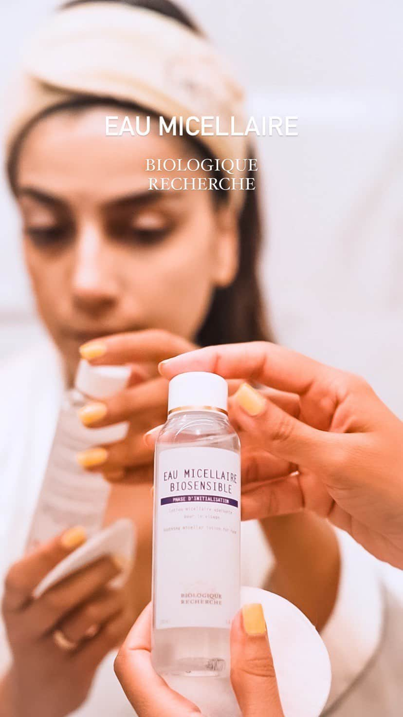 Biologique Recherche Iranのインスタグラム：「• SOOTHING • MAKEUP REMOVING • MOISTURIZING  Eau micellaire Biosensible combines moisturizing, toning and soothing properties with effective gentle cleansing, to remove makeup and impurities without destabilizing the skin’s hydrolipidic film.  1. Apply to the face, neck and décolleté 2. Dry with a paper tissue  FORMAT 100 ml, 250 ml  ✨🫠🇮🇷 میسلارواتر • تسکین دهنده • پاک کننده آرایش • مرطوب کننده  Eau micellaire Biosensible  خواص مرطوب کنندگی، تقویت کننده و تسکین دهنده را با پاکسازی ملایم موثر ترکیب می کند تا آرایش و ناخالصی ها را بدون بی ثبات کردن لایه هیدرولیپیدی پوست پاک کند.. برای صورت، گردن و دکلته میتونین ازش استفاده کنین 🤍✨ و بعد از استفاده خیسی اضافی روی پوست رو با دستمال خشک کنین .  همین الان میسلارواتر واتر رو به لیست آرزوهاتون اضافه کنین و سفارش بدین ✨🤍 اینم بگم که خیلی بوی ارامش بخشی داره روی پوست 🫠 . #میسلارواتر #میسلار_واتر #بیولوژیک_روشرش #biologiquerecherche #biologique_recherche #skincare #skinroutine #روتین_پوستی #روتین_پوستی #روتینپوستی」