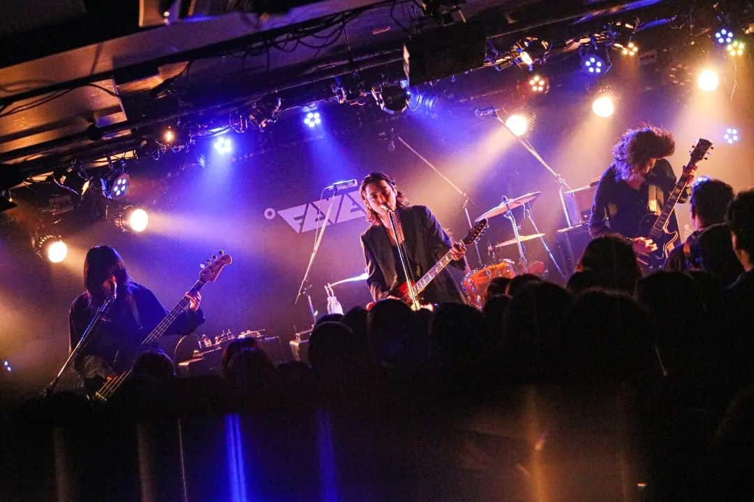 THE NOVEMBERSのインスタグラム：「The Novembers ✕ TYNT "Round Trip" – 東京公演 – 「首」  @the_novembers  Organiser: @smash_jpn Venue Partner: @livehouse_fever Supported by: @exclamusic Photographer: @ylc_photography」