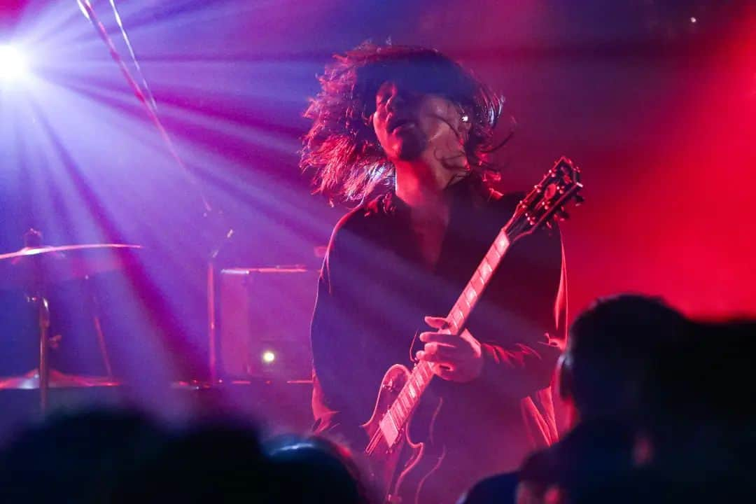 THE NOVEMBERSさんのインスタグラム写真 - (THE NOVEMBERSInstagram)「The Novembers ✕ TYNT "Round Trip" – 東京公演 – 「首」  @the_novembers  Organiser: @smash_jpn Venue Partner: @livehouse_fever Supported by: @exclamusic Photographer: @ylc_photography」8月24日 22時30分 - the_novembers