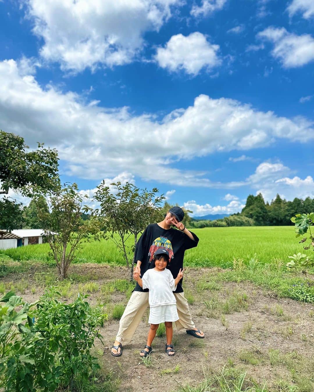 忍舞のインスタグラム：「実家の庭。 お野菜植えてたり雑草だったり 家にいないと思ったら 息子は庭でひたすら虫探し🐝  帰る日だったので 水遊びもしなかったので 暇だったかなww  8/9〜22まで 水に入ってないのは1日だけww  与論島から実家行く日も朝から海で沖までいったし 実家帰ってからもひたすらプールいったし  夏休みで泳ぎが上手になったなぁ。  #夏休み #宮崎県 #実家帰省」