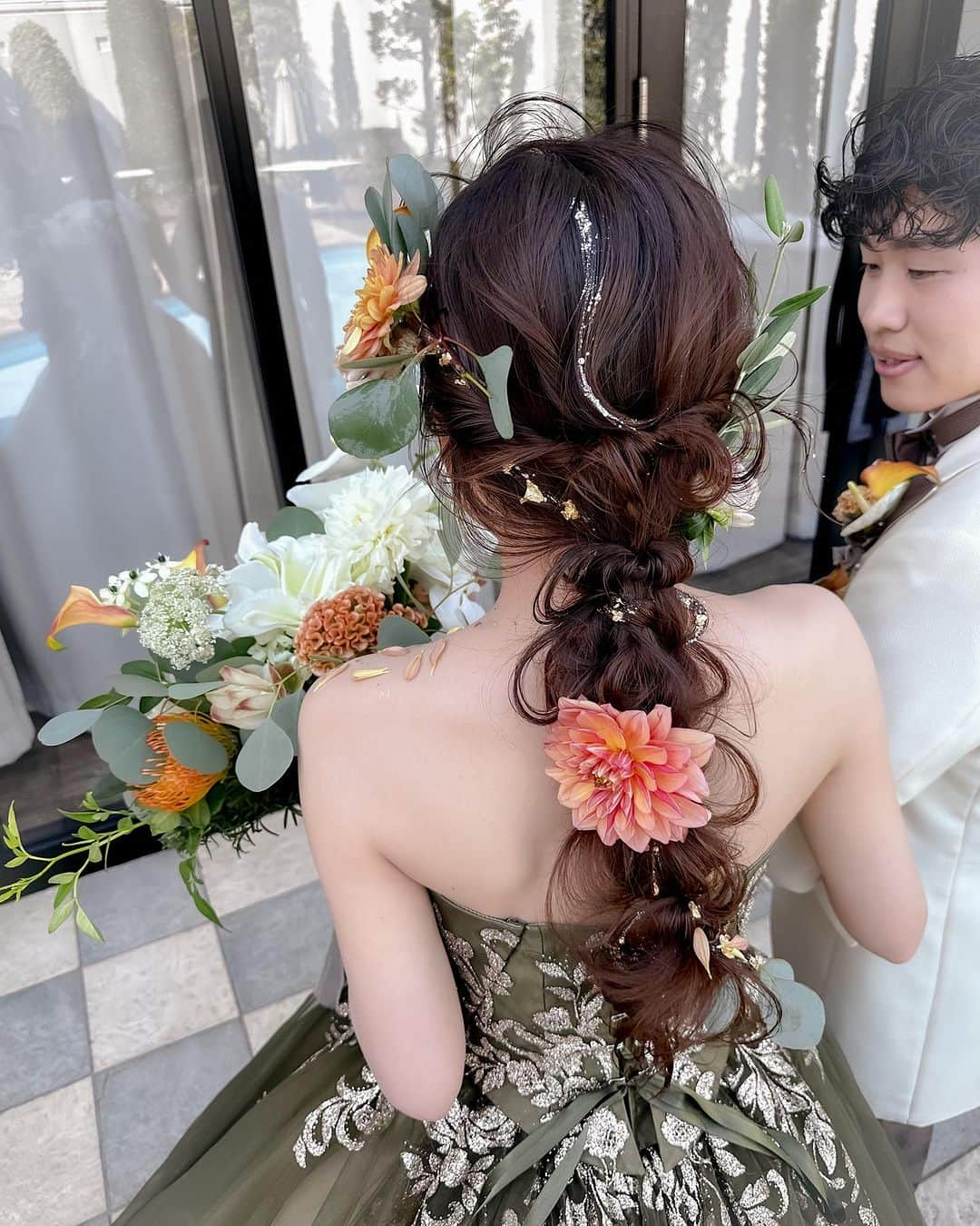 Kousuke Kawagutiのインスタグラム：「最高の感動をありがとうございました . 結婚式っていいなぁ . 当日ブライダル全国受付中👰🏼‍♀️ . DMにご連絡ください . .  . . . 世界が認めたヘアメイク . 最上級の和装前撮り . ¥78000 . 笑顔と感動を . 沢山の皆様に . SEKAKOU . 内容 . ヘアセット(新郎.新婦) . メイク . 着物(白打掛、色打掛) . 紋付袴 . 全てセットの料金です(お着付けも料金に含まれています) . 写真500枚~800枚お渡し(iPhone又は一眼レフカメラ撮影です) ※インスタの写真はほとんどiPhoneで撮った写真です . . DMにご連絡ください . 質問がある方もDMにご連絡ください  . #ヘアアレンジ#ロケーション#ヘアスタイル#ヘアセット#ウェディングドレス#ヘアメイク#ウェディング#ブライダル#ドレス#ブライダルフォト#掛下#レンタルドレス#成人式ヘア #岐阜美容師#前撮り #白無垢#wedding#後撮り#綿帽子 #岐阜前撮り#美容学生 #岐阜美容院#成人式前撮り  #プレ花嫁#和装前撮り #ブライダルヘア#SEKAKOU#花嫁ヘア#色打掛 #プレ花嫁さんと繋がりたい  .  hair @kousukekawaguti  . model  . accesoorry @brambly_  . earring  . dress  . bouquet  . camera @sekakou_wedding_hair_salon  . 着物　 . studio . 着付け　 . make  @aini.shio  . planner  . . . 和装持ち物  新郎 和装用肌着　 ステテコ(スパッツやハーフパンツでも代用可能)　 足袋  新婦  和装用肌着(上下分かれているタイプでも、ワンピースタイプでもどちらでも良い。但し、ノースリーブの肌着はダメ。) 足袋  和装ブラ(もしあれば持ってきて欲しいです。無くても大丈夫！)  宜しくお願い致します。」