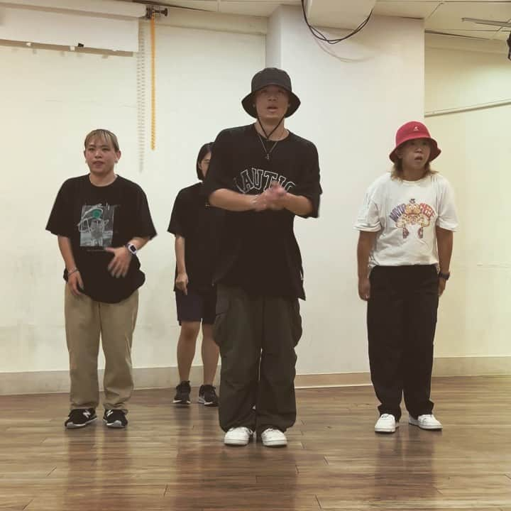 夢弓のインスタグラム：「☀︎ Taiwan trip day 4 🍤 1. Peaches and cream - P. Diddy  Choreo by Coco @coco_championhood  ・ 2. Funkin’ for Jamaica  Free style session  ・ 念願のココさんレッスンを台南で受けれてセッションまでしてくれて、funkin' for Jamaica流れてテンションぶち上がり👀 楽しかった😆 @peepsstudio  ・ #taiwan #dancetrip #tainan #peepsdancestudio #Coco #poppinstyle #popping #peachandcream #pdiddy #funkinforjamaica #dancesession #舞蹈」