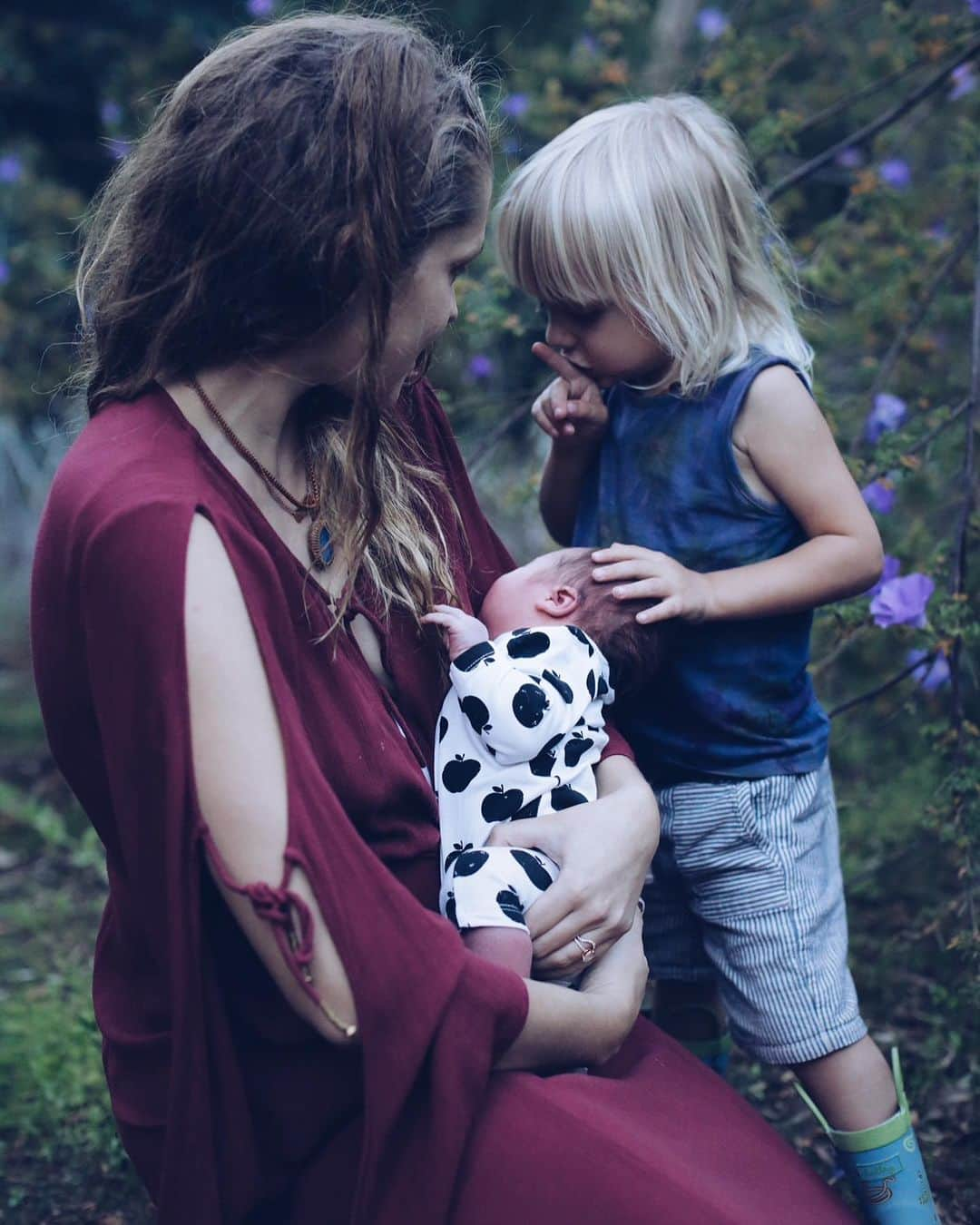 テリーサ・パーマーさんのインスタグラム写真 - (テリーサ・パーマーInstagram)「Aweee I love a birth story ✨ listening to our dear friend @nikkireed tell her second birth story on @themotherdazepodcast this episode brought back so many of my own feelings from my second birth with Forest (pictured here by @gemma_peanut the day he was born 😭😭) I particularly love how Nikki explores the dance between fear and excitement, finding the right vibration of the room and her desire to be around a gentle, nurturing, motherly touch. We are also lucky enough to have her midwife, the incomparable @lamidwifeabby unfurling the story with Nikki. This is a two part episode of what will surely become one of your favourite episodes to date. OUT NOW! Swipe for birth photos from Nikkis home birth with her son, captured beautifully by @christinakingbirth ⁣ ⁣ A big thank you to @needed for powering this week's episode. Visit Thisisneeded.com and Use code MOTHERDAZE for 20% off your first month of radically better perinatal supplements.⁣ ⁣ #yourzenmama #themotherdaze #birthstories #pregnancy #birth #nikkireed #motherhood」8月24日 22時25分 - teresapalmer