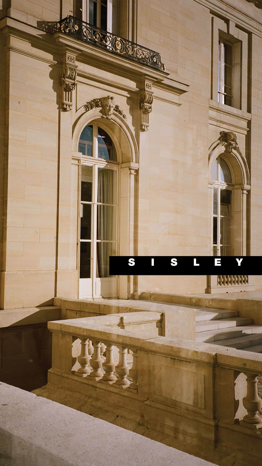 シスレーのインスタグラム：「New day, new inspiration✨ See you at www.sisley.com 🖤  #Sisley #FW23 #NewCollection」