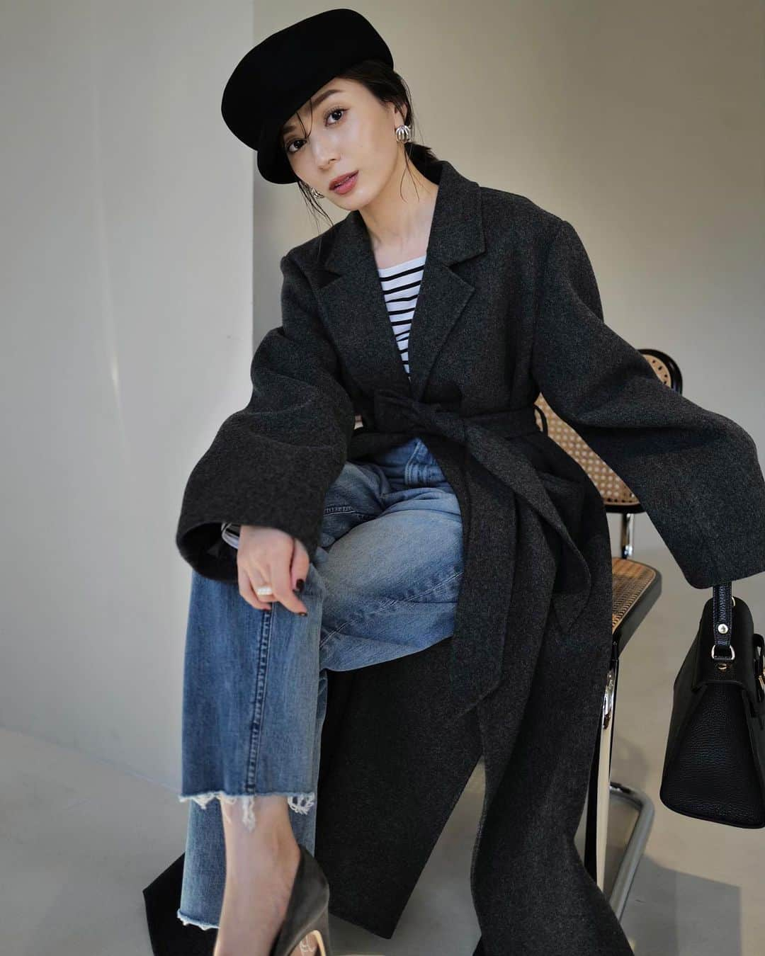 中村麻美のインスタグラム：「⁡ rever long chester coat ⁡ 先日Ecruのカラーをご紹介しましたが、 今日はCharcoal GreyとKhahi Beigeを♡ ⁡ 柄物カットソーや華やかブラウス、 どんなアイテムも合わせやすいベーシックアウターです☺️ ⁡ Charcoal Greyは一気にシックな印象に。 カットソー×デニム合わせでもカジュアルになりすぎず 上品に着ていただけます◎ ⁡ Khaki Beige はウールトレンチコートでも展開している 私の一推しカラー✨ ⁡ #anuans #anuans_2023aw #outercollection #preorder」