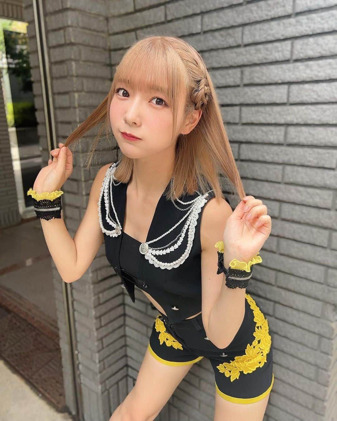 奥ゆいさんのインスタグラム写真 - (奥ゆいInstagram)「ねえねえ、新しい髪色どう？🫣  インスタ投稿でちゃんと聞くの忘れてた🥲 結構色落ちしちゃったんだけど ミルクティー🍼🧋🤎だよ飲んで🤤  #ミルクティー #ミルクティーベージュ #ハイトーン #派手髪  #2i2 #アイドル」8月24日 22時29分 - yui_oku