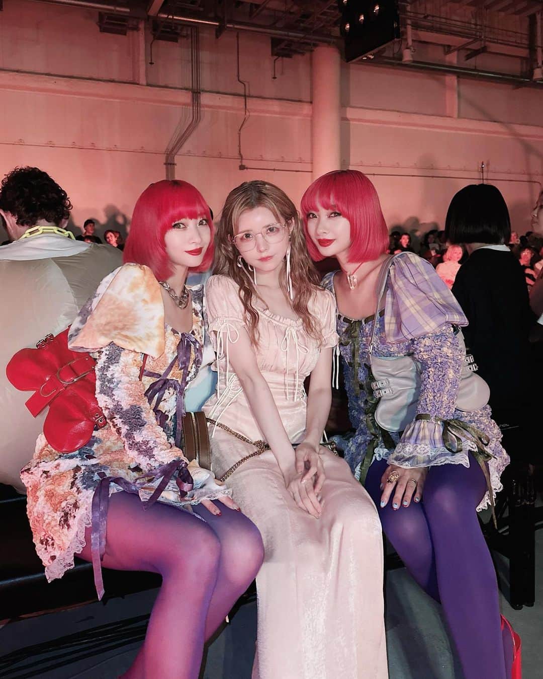 益若つばさのインスタグラム：「PAMEO POSE 10th ANNIVERSARY RUNWAY 「MY WAY」！  すごくパワーをもらえました、、。 それぞれ勝手に好きなことを表現して生きていいんだとお洋服と音楽と演出から感じました。  強くて可愛いPAMEOが大好きです。  ショーを観にきたお客さんも素敵すぎて、華やかな場すぎてずっと1人で小説読んでました。笑  　 隣にAMIAYAと倖田來未さんがいて久しぶりに会えて嬉しかった☺️🫶🏻  素敵な人達に会えると私も頑張ろうって思える…！  お洋服の力って無限大や。♾️  お洋服とピアス @pameopose でした！  そして9/2の東京ガールズコレクションに出ます！ なんと8年ぶりらしいです。 まだ内容全くわかってません、、！  ここ10年近く人前に出ること蔑ろにしてた気がする。  今年は少しずつみんなに会えたら嬉しいです。 去年は車椅子だったから成長した！わーい！  ショーとかモデルさんいっぱいいる場所めちゃくちゃ緊張するので沢山名前呼んでくれたり応援してくれたら嬉しいです。直接会えるの楽しみ。  #pameopose #fashion #pameopose10thanniv #japan」