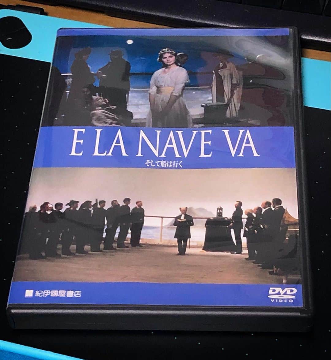 kerokerokingdxのインスタグラム：「発掘DVDシリーズ 「そして船は行く」 フェデリコ・フェリーニ オールタイム好きすぎる映画！とにかくスキ！ すごくスキ！！ イマイチ脚光を浴びないのはなぜ？ サイコーなのに… そんで久々に開けたら解説書の間から清志郎さんのサインが出てきた！w 80年の4月20日…多分 野音の楽屋に忍び込んだ時にもらったんじゃないかな… 4月アタマには久保講堂で観てるのでこの時期結構RCの追っかけだった？」
