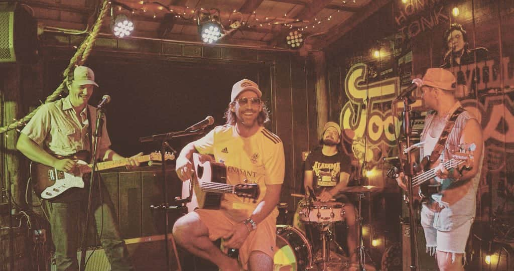 ジェイク・オーウェンのインスタグラム：「First ever Tues Night Tiki Tonk #JakeJam was a HUGE success. honestly, probably some of the most fun I’ve had since I could remember.….there was so much talent in one room, it was overwhelming!!! From guitar players to singers, it completely reminded me why I moved to Nashville Tennessee NOT for the money, NOT for the fame… we moved here because we loved to play. We love the smell of stale beer on old wood floors and the magical feeling of watching heartbeating humans smile, congregate, and realize we are lucky to be here in this moment of time. Life is good. Real good.   Stay tuned for more follow up #JakeJams and content. Still smiling.   Who's coming next time? You're up.」