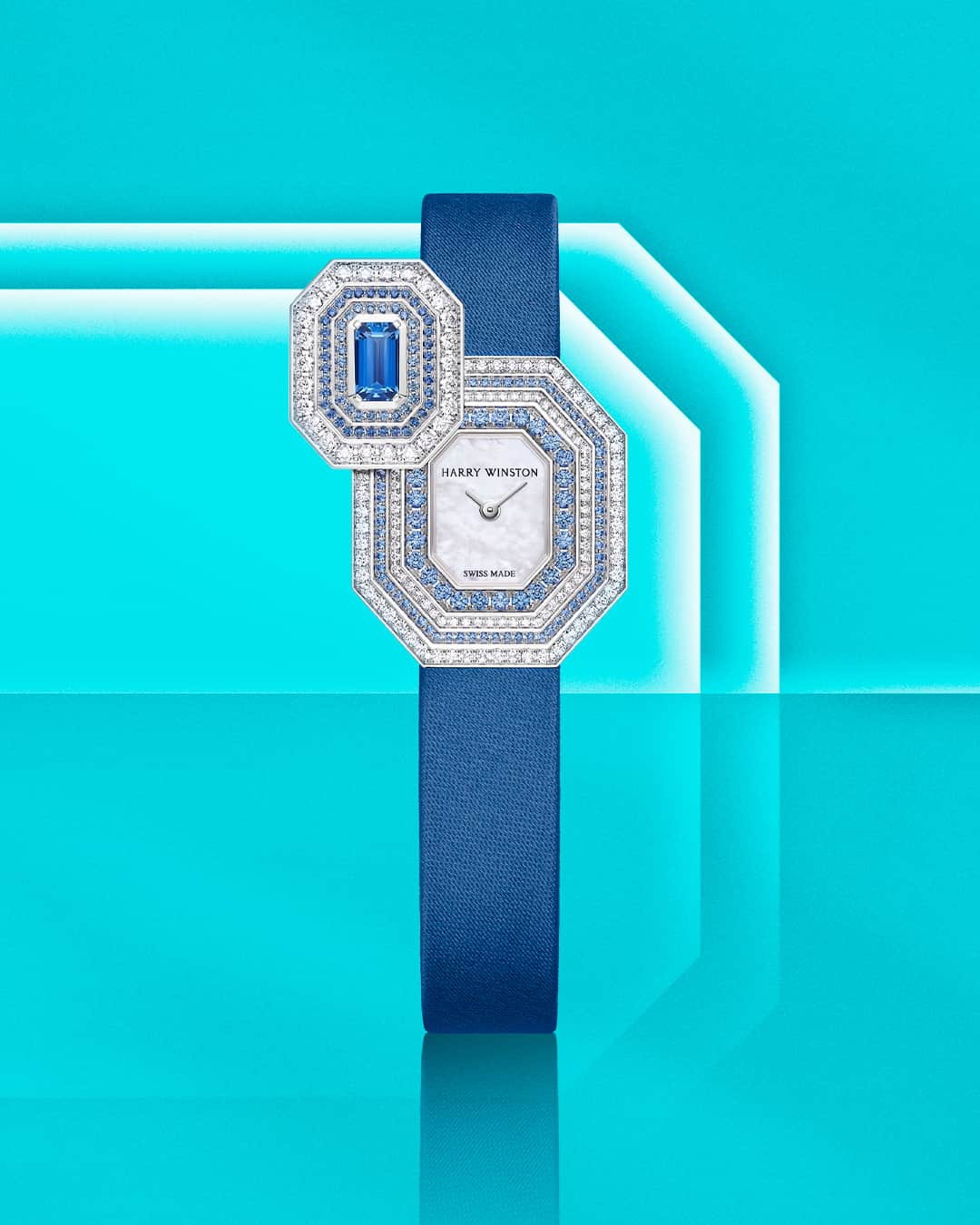 ハリー・ウィンストンさんのインスタグラム写真 - (ハリー・ウィンストンInstagram)「With 158 sapphires arranged around its dial and a silk fabric bracelet in a vivid hue, this Emerald Signature timepiece signals that it’s time to embrace brilliant shades of blue. Tap the link in bio to accessorize with this enchanting watch. #HWEmerald #HarryWinston」8月24日 22時32分 - harrywinston