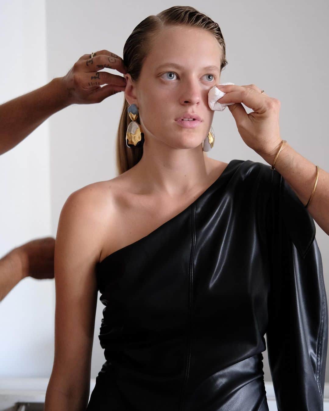 Monica Sordoのインスタグラム：「The Araya Sunrise Earrings. Hand made in Peru in brass, onyx, mother of pearl and Angelite. As seen backstage for @tanyataylor 🤍✨」