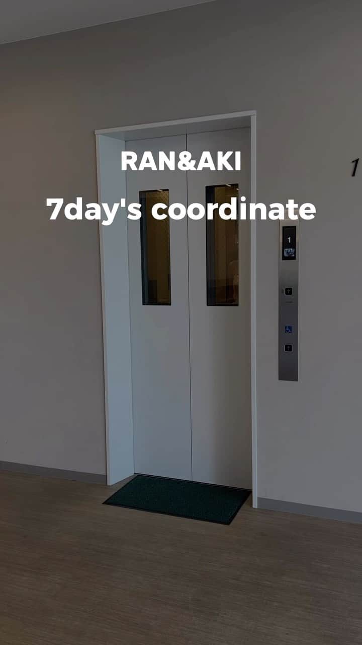 Ungrid staff snapのインスタグラム：「RANとAKIが着る！ 気になる秋冬アイテムコーデ7day's🍁  @ran_tachibana_ 155cm @aki_ishikuro_ 166cm  1day #箔プリントスリットデニム ブルー ¥25,300(tax ix)  2day #リバーシブルベロアベスト ブラック/ブルー ¥13,200(tax in)  3day #サイドオープンデニムワンピース ブラック/ブルー ¥15,400(tax in)  4day #ビッグシルエットジャケット チャコールグレー/ミックス ¥16,500(tax in)  #ローウエストボリュームタックパンツ チャコールグレー/ミックス ¥14,300(tax in)  5day #ショルダーギャザーノースリブラウス オフホワイト/オレンジ/ミックス ¥9,900(tax in)  6day #ショートエンブロイダリーブラウス オフホワイト/ブラック ¥14,300(tax in)  7day #オフショルショートニット ライトグレー/チャコールグレー/オレンジ ¥7,700(tax in)  ーーーーーーーーーーーーーーーーーーーーーーーーーーーー ☑︎商品詳細は製品タグ or TOPページURLよりチェック   » @Ungrid_staffsnap  #Ungrid #ungrid_official #ungriddenim #ungridコーデ #アングリッド #カジュアル #カジュアルコーデ #カジュアルスタイル #デニム #ベロア #ベスト #ブラウス #ジャケット #タックパンツ #パンツ #ワンピース #ワンピ #オフショル #ニット」
