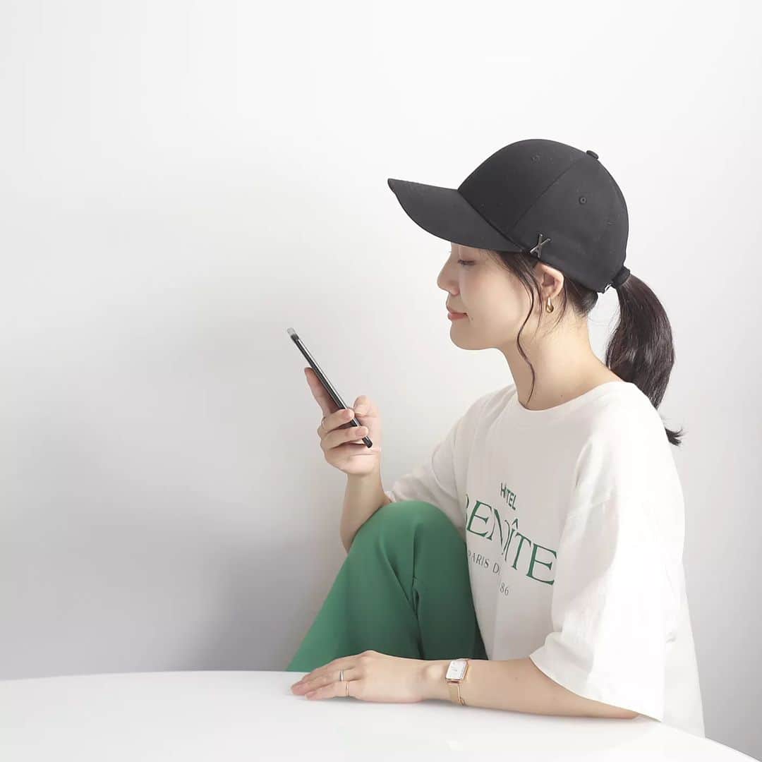 Eri Satoのインスタグラム：「【black×white×greenコーデ】 · tops: @benoite_official_ cap: @varzar.official_jp pierce: @thelimely · お仕事のときは いつもこんな感じ🤭 · この夏買った @varzar.official_jp のキャップ 電車で、わーあのキャップ、形キレイ💓 って思ってみると 大概これだったので買っちゃった😌 · @qoo10.official が いちばん安くて発送も早かった👌 · · #高身長コーデ#ママコーデ#カジュアル #ファッション#コーディネート#プチプラ#プチプラコーデ#夏コーデ#バザール#キャップ#mamagirl#locari#partegram#きれいめカジュアル#お洒落さんと繋がりたい」