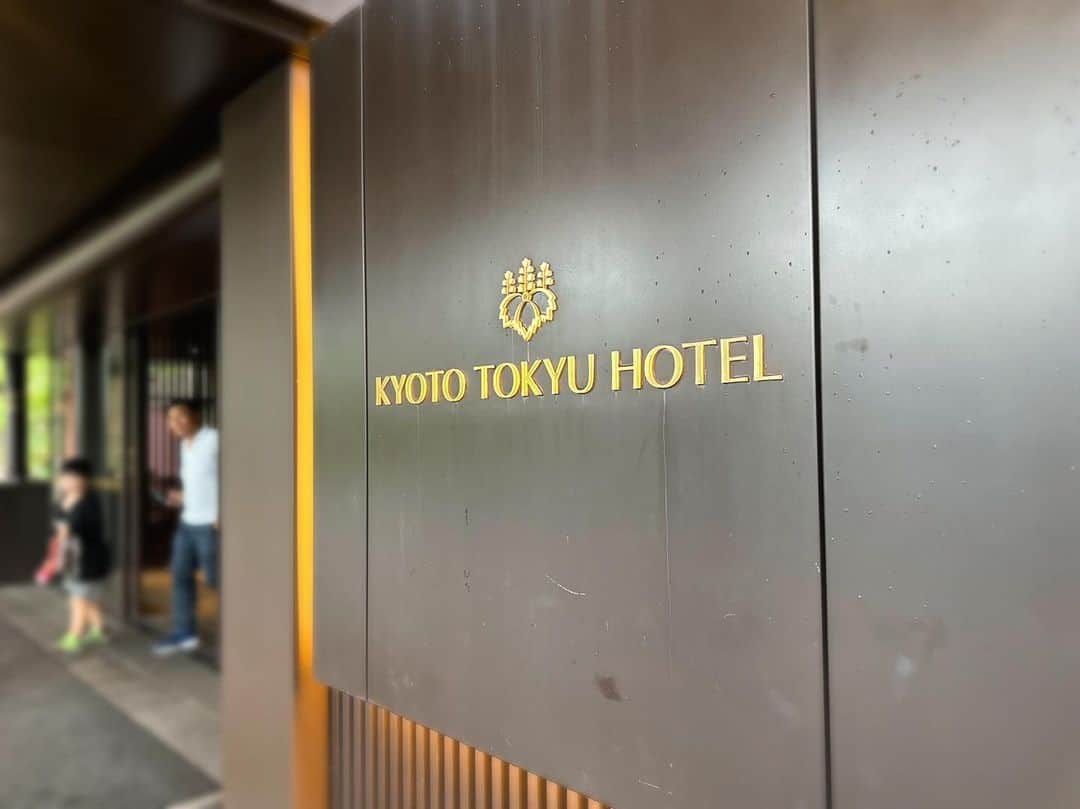 おかもとまりさんのインスタグラム写真 - (おかもとまりInstagram)「【京都東急ホテル】なんと！ラグジュアリールーム！！！  ステマになりたくないので改めて後日ちゃんと書きますが、 @too_booking のサービスを利用し、良さを伝える為に今回の旅行で体験させていただいています☺️  今回のお部屋は、ラグジュアリーハリウッドツイン　朝食付き です！ 　  息子の誕生日祝いも😭嬉しかった！！！  お風呂場も高級感溢れる綺麗さ...外出先ではまだひとりで入るのに手こずるので、2人で入る為、広いバスルームだと助かります😭♡  他にも、 ・スタンダード ・スーペリア ・コンセプト のお部屋があります◎  京都で40年の歴史あるホテルで、 フロントから立派で高級感があり、 きちんとゆったり泊まれるホテルです◎  #京都東急ホテル #京都 #京都観光 @too_booking」8月24日 22時37分 - okamotomari1213