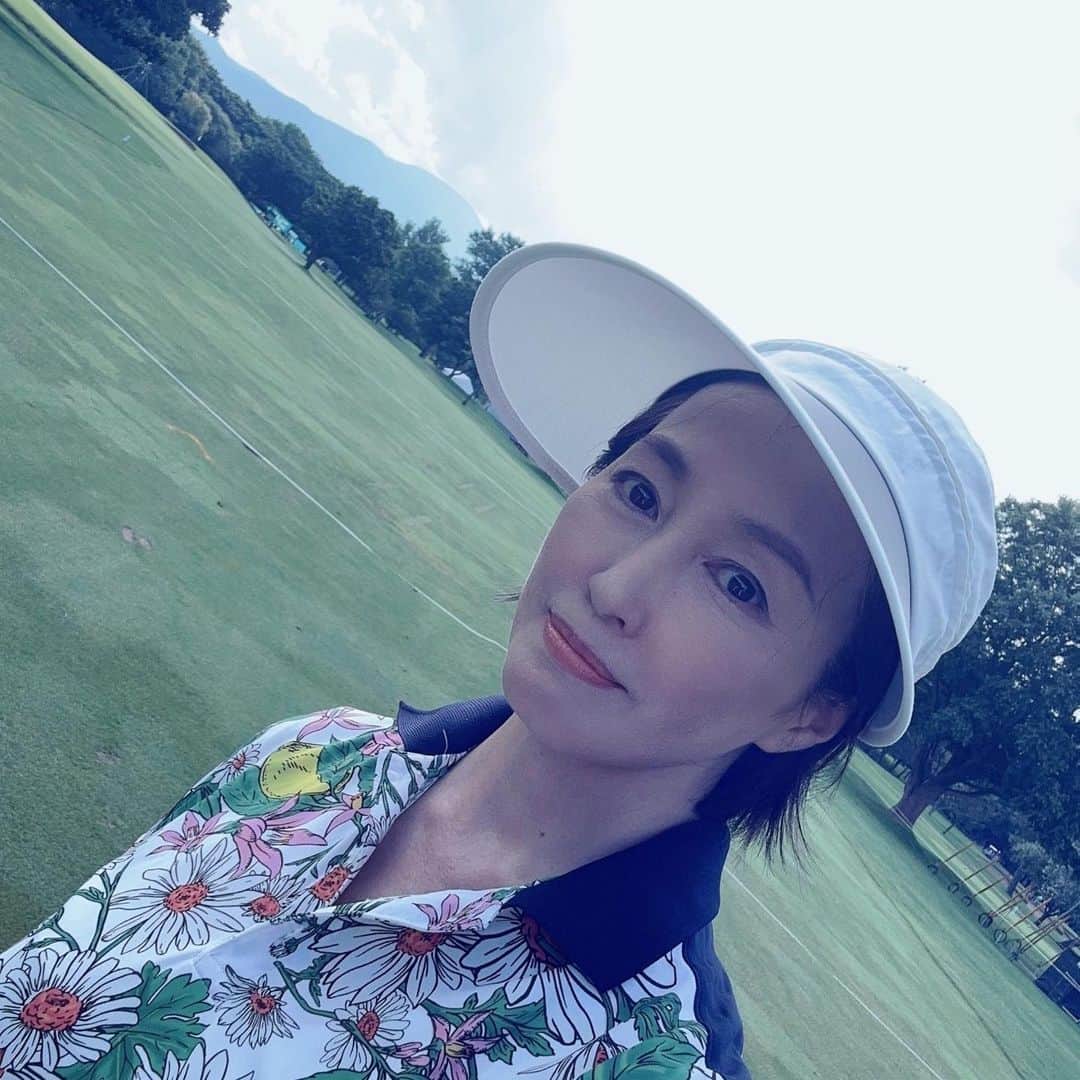 高島礼子さんのインスタグラム写真 - (高島礼子Instagram)「キャディーさんの可愛いセッティングに癒されました🤭⚡️ お気に入りのゴルフウェアで🏌️‍♀️  #ゴルフ #ゴルフウェア #キャディーバック」8月24日 22時38分 - reico.official