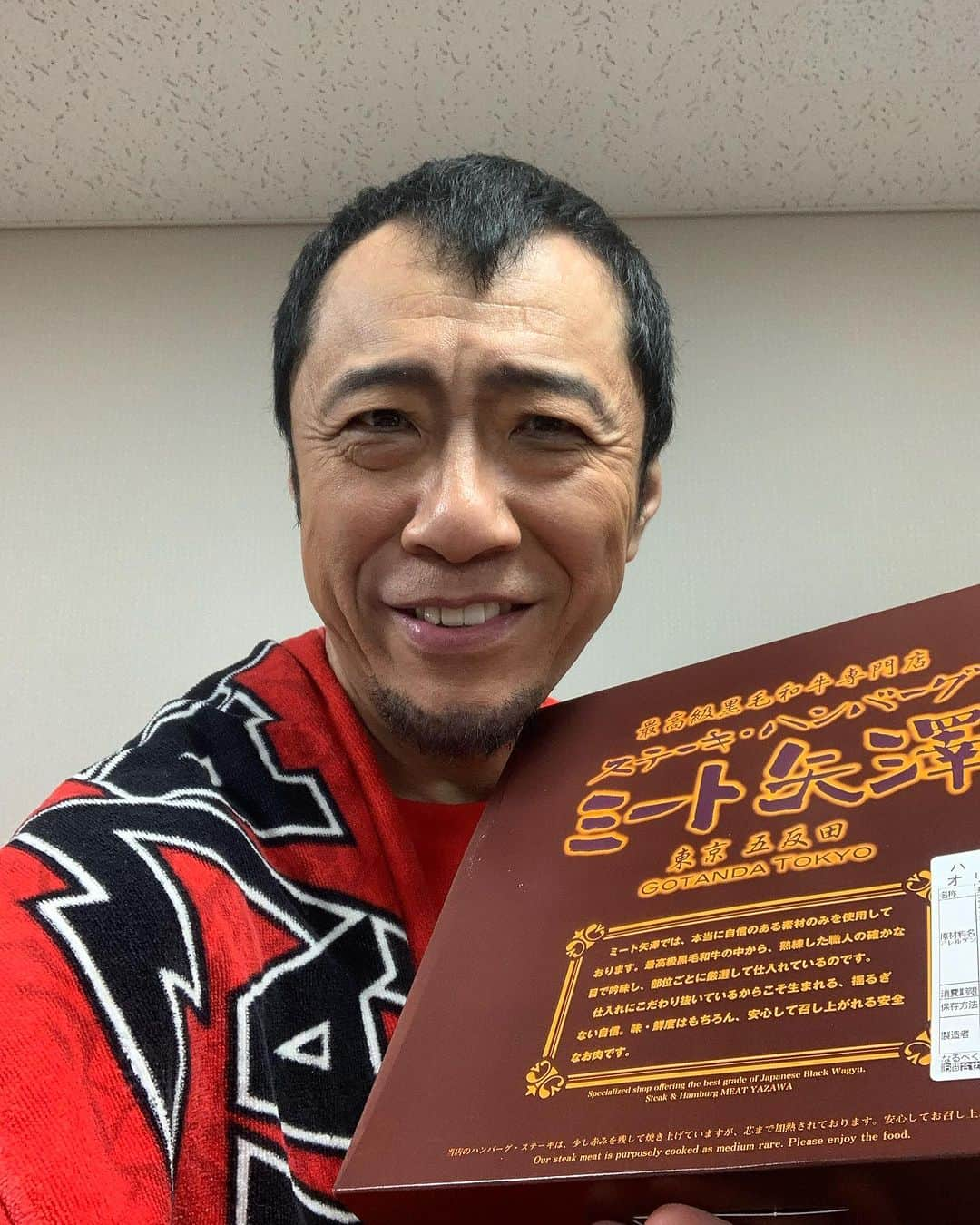 幹てつやのインスタグラム：「真彩希帆ｻﾝからの差し入れ弁当🍱  ミート矢澤のハンバーグ弁当  YAZAWAでいただきま〜す‼︎  #ミュージカル #ファントム #差し入れ弁当 #ミート矢澤 #ハンバーグ弁当 #真彩希帆 #yazawa」